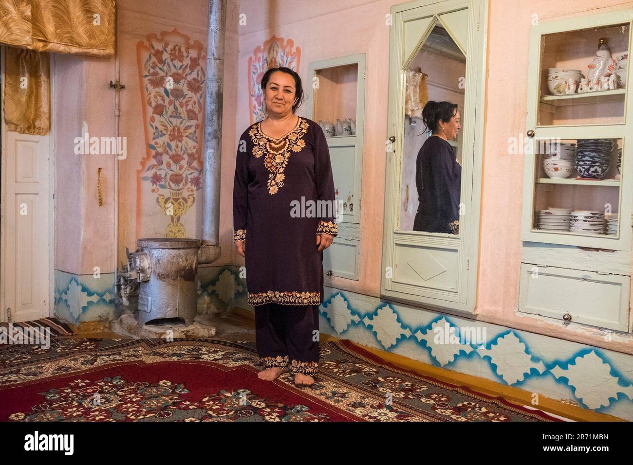 Uzbekistan. Bukhara. donna. verticale Foto Stock