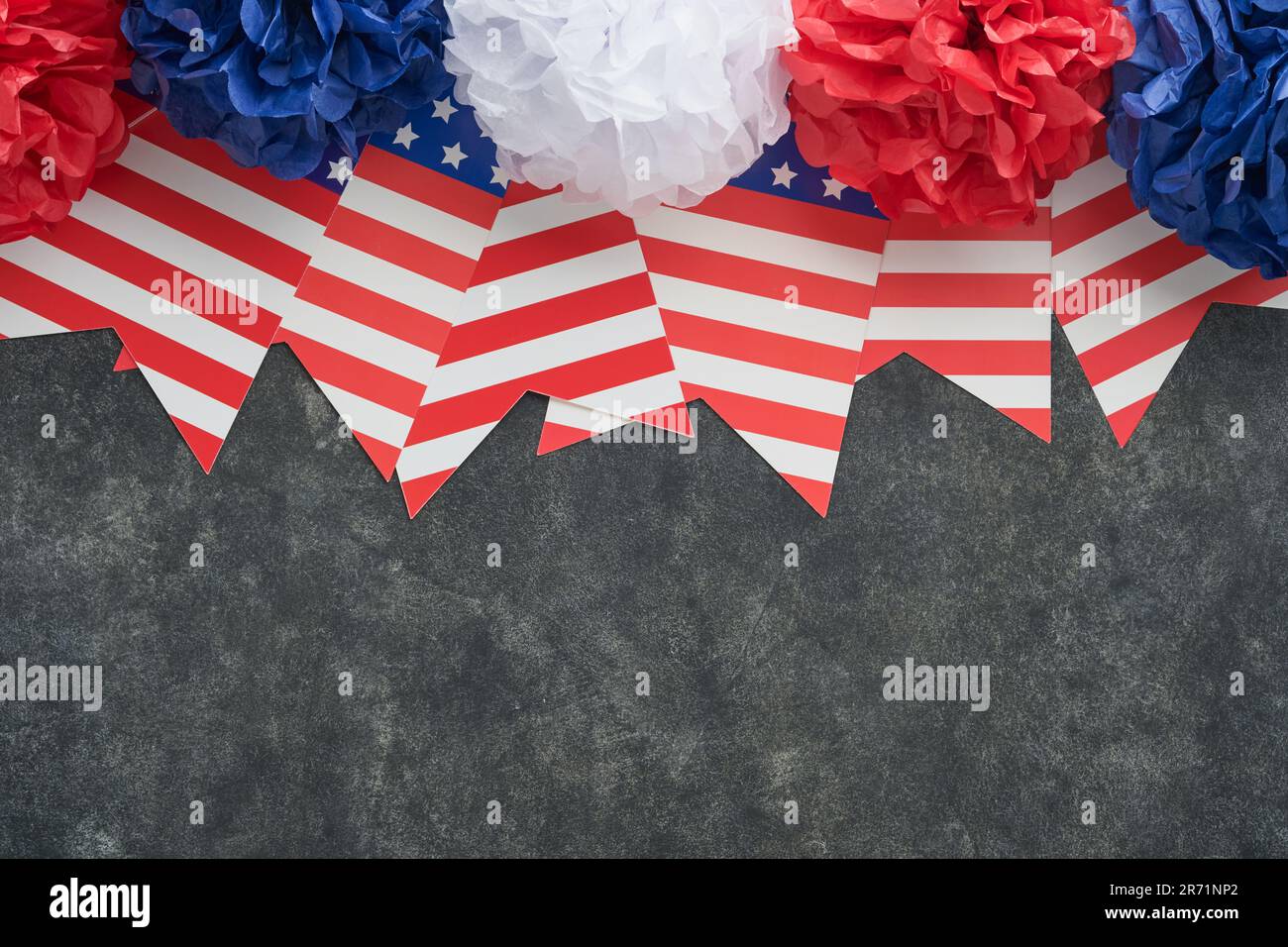 4th luglio sfondo. Ventilatori di carta degli Stati Uniti, rosso, blu, stelle bianche, palloncini, coriandoli dorati su fondo grigio cemento scuro. Happy Labor, Independence OR Foto Stock