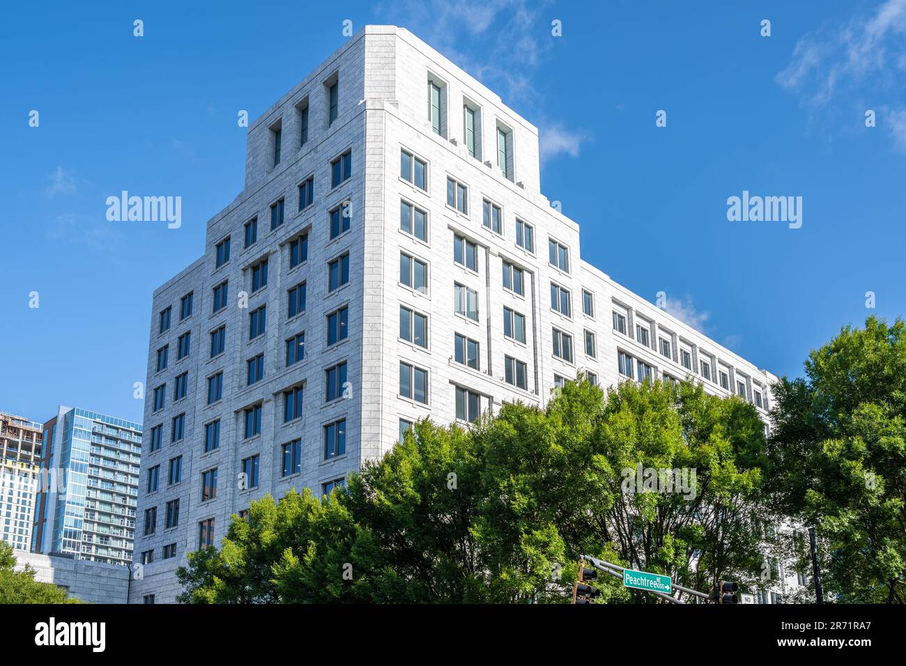 Federal Reserve Bank di Atlanta (anche noto come Atlanta Fed) lungo Peachtree Street a Midtown Atlanta, Georgia. (USA) Foto Stock
