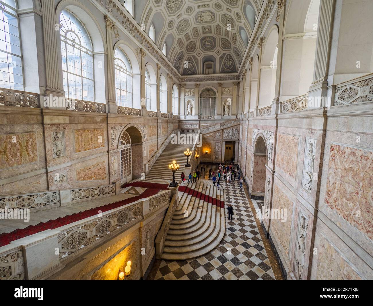 Le pareti in marmo rosa della grande scalinata disegnata dall'architetto Gaetano Genovese nel 1837 nel Palazzo reale di Napoli che nel 1734 divenne residenza reale dei Borboni - Napoli, Italia Foto Stock