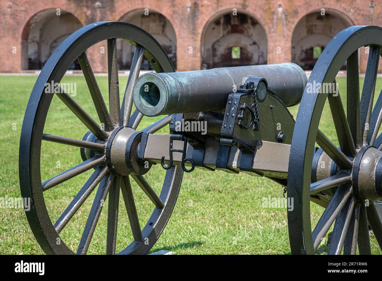 Cannone del cortile a Fort Pulaski sull'isola di Cockspur lungo il fiume Savannah a Savannah, Georgia. (USA) Foto Stock