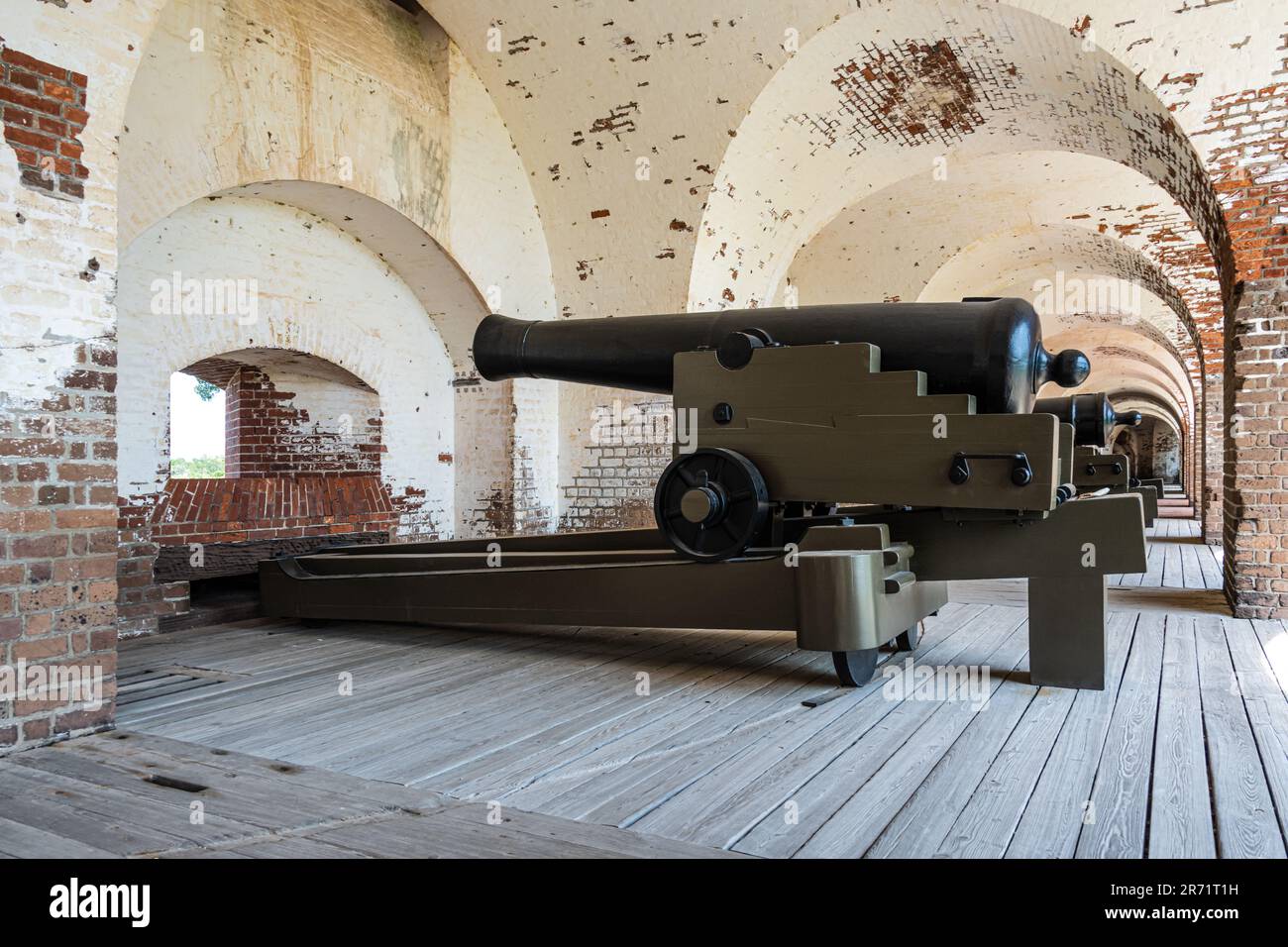 Cannone interno e abbraccio a Fort Pulaski sull'isola di Cockspur lungo il fiume Savannah a Savannah, Georgia. (USA) Foto Stock