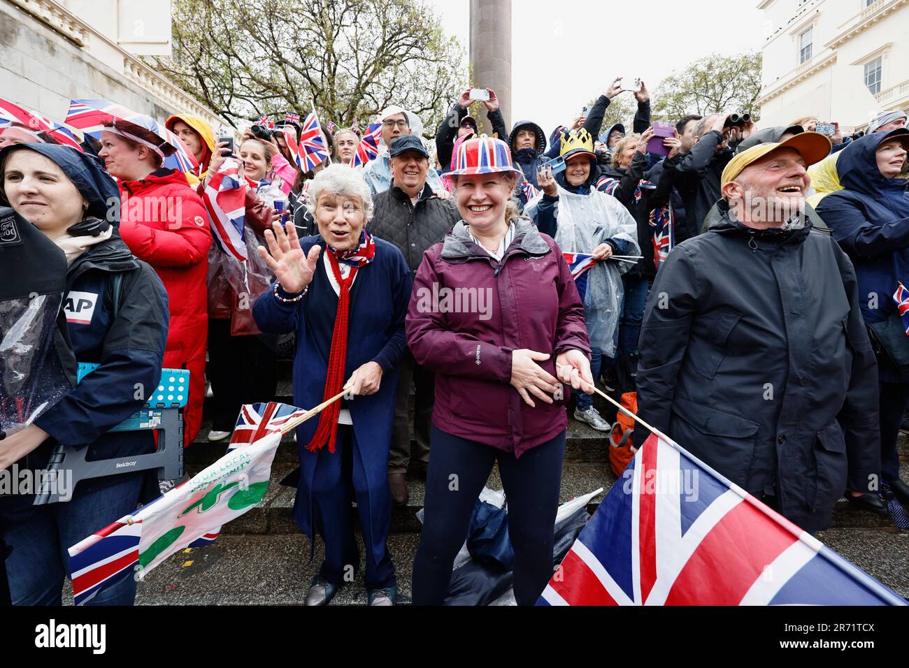 Inghilterra, Londra, The Mall, persone che celebrano l'incoronazione di Re Carlo III in una piovosa 6th 2023 maggio. Foto Stock
