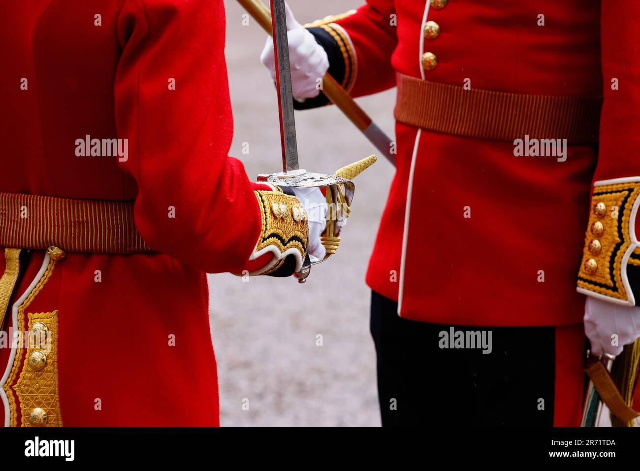 Inghilterra, Londra, The Mall, primo piano di Grenadier Guardsmen spade, guanti e tuniche duing l'incoronazione di re Carlo III su una piovosa maggio 6th 2023. Foto Stock