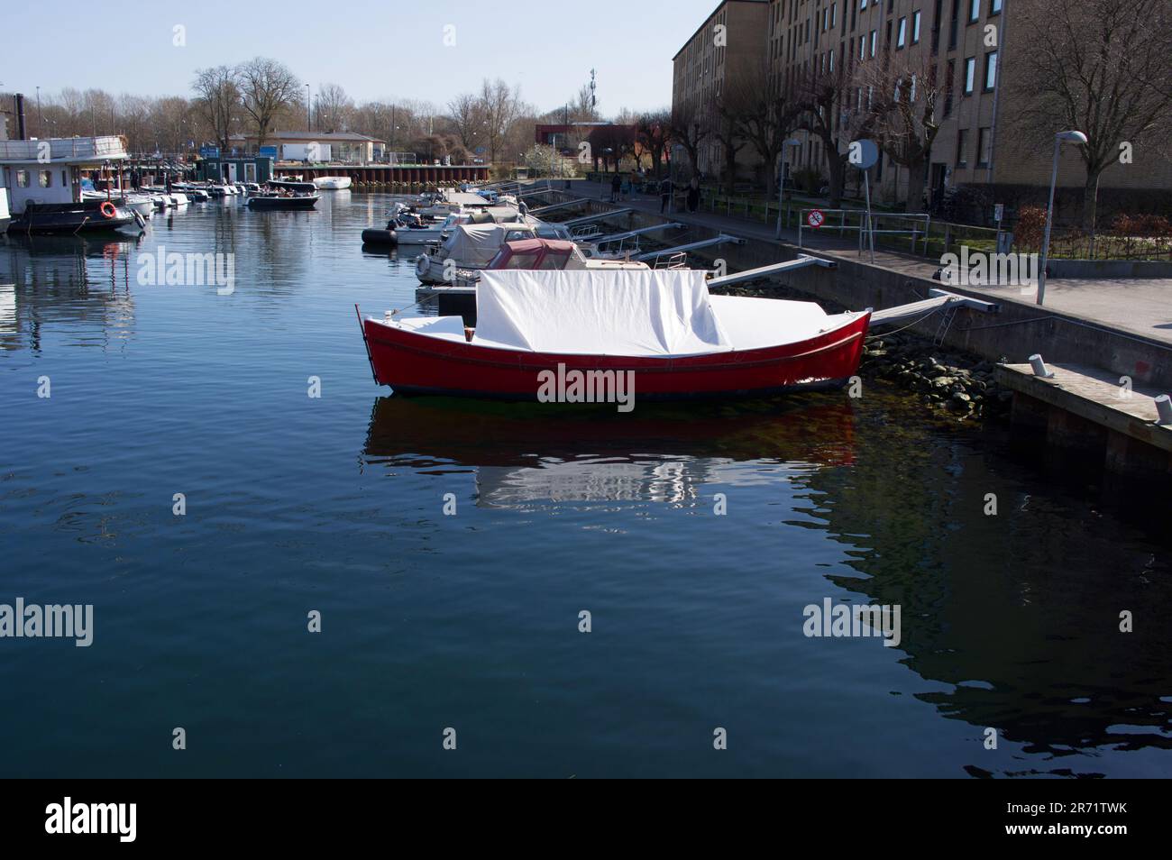 Copenaghen, Danimarca - 8 aprile 2023: Navi rosse e bianche nella marina vicino al centro di Copenaghen Foto Stock