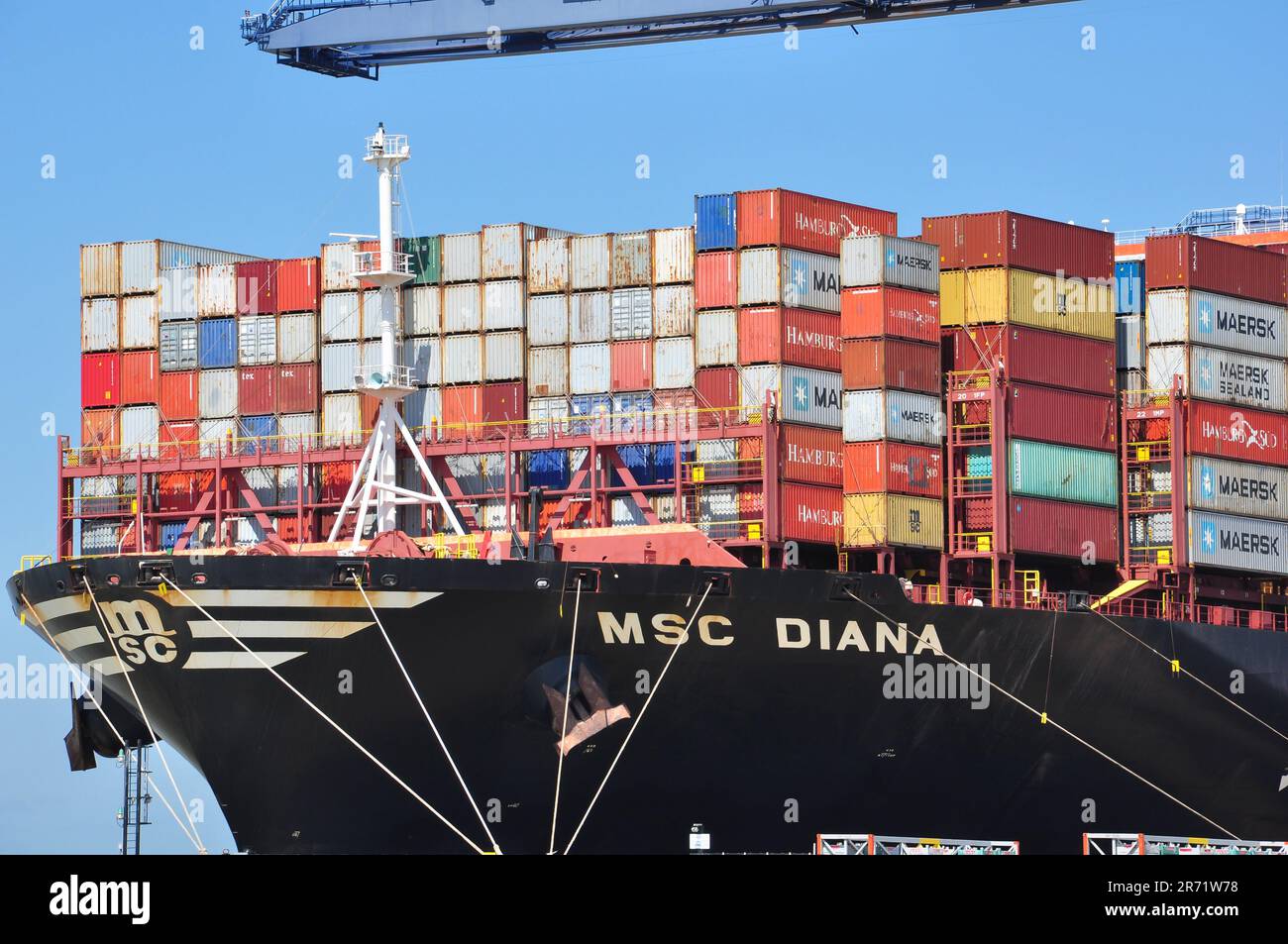 Container a bordo della nave MSC Diana (ISO: 9755933) attracchi al porto di Felixstowe, Suffolk, Inghilterra, Regno Unito Foto Stock
