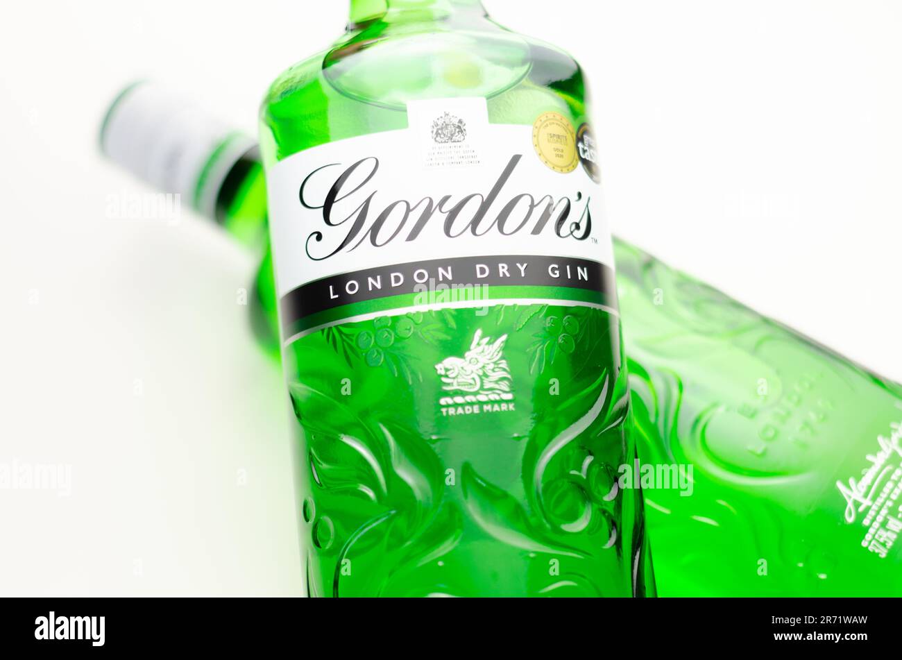 LONDRA, UK - 06 GIUGNO 2023 distillato secondo gli stessi rigorosi standard per 250 anni, questo gin è fatto di bacche di ginepro selvatico raccolte a mano, coriandolo, A. Foto Stock