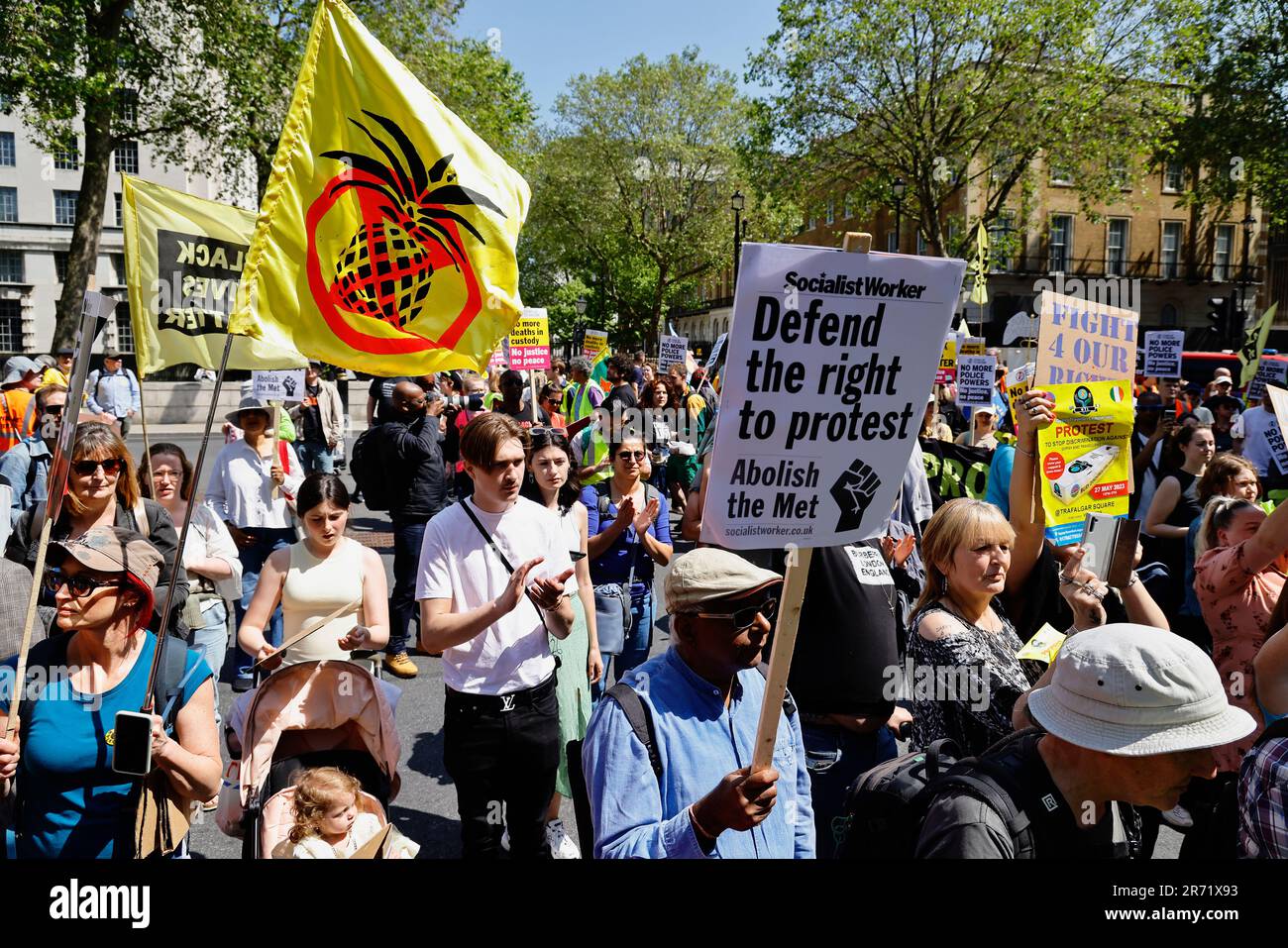 Inghilterra, Londra, Westminster, manifestanti che marciano fuori Downing Street. Foto Stock
