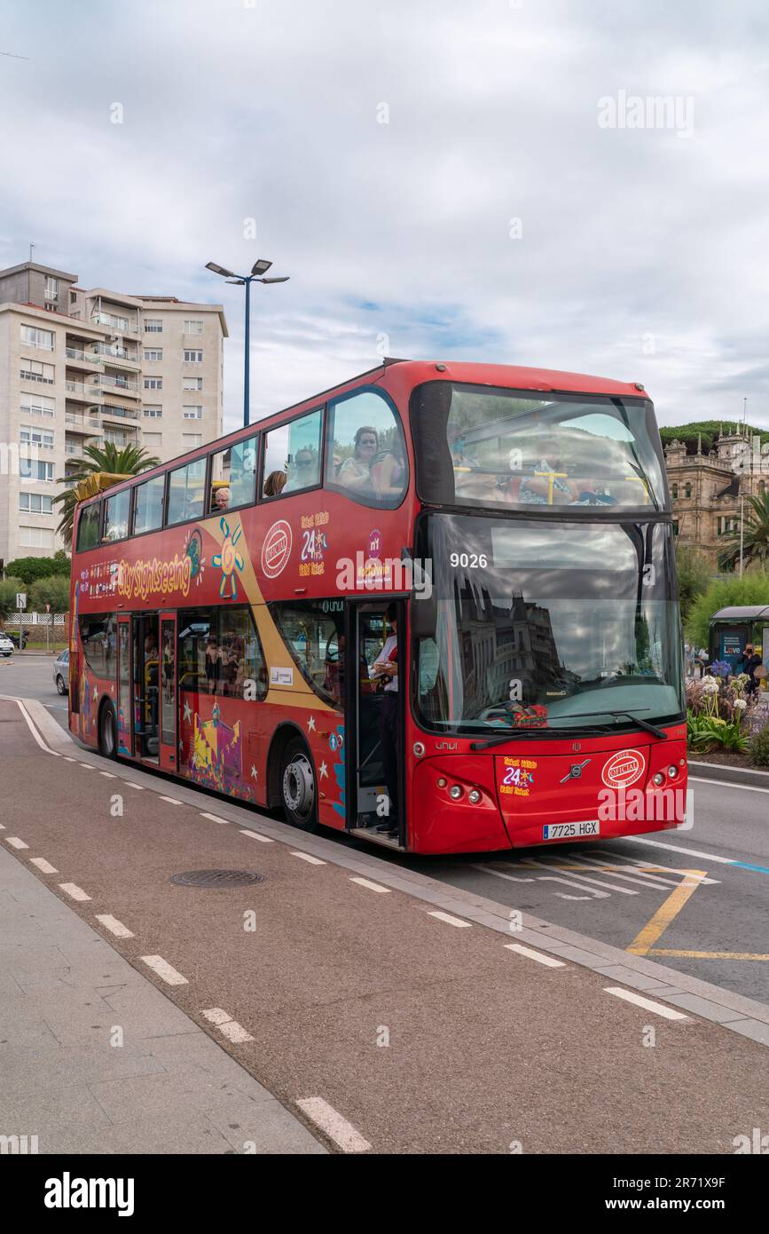 Autobus turistico per le strade di Santander. Autobus speciale che effettua tour per i turisti che visitano le principali attrazioni della città. Fotografia verticale. Foto Stock