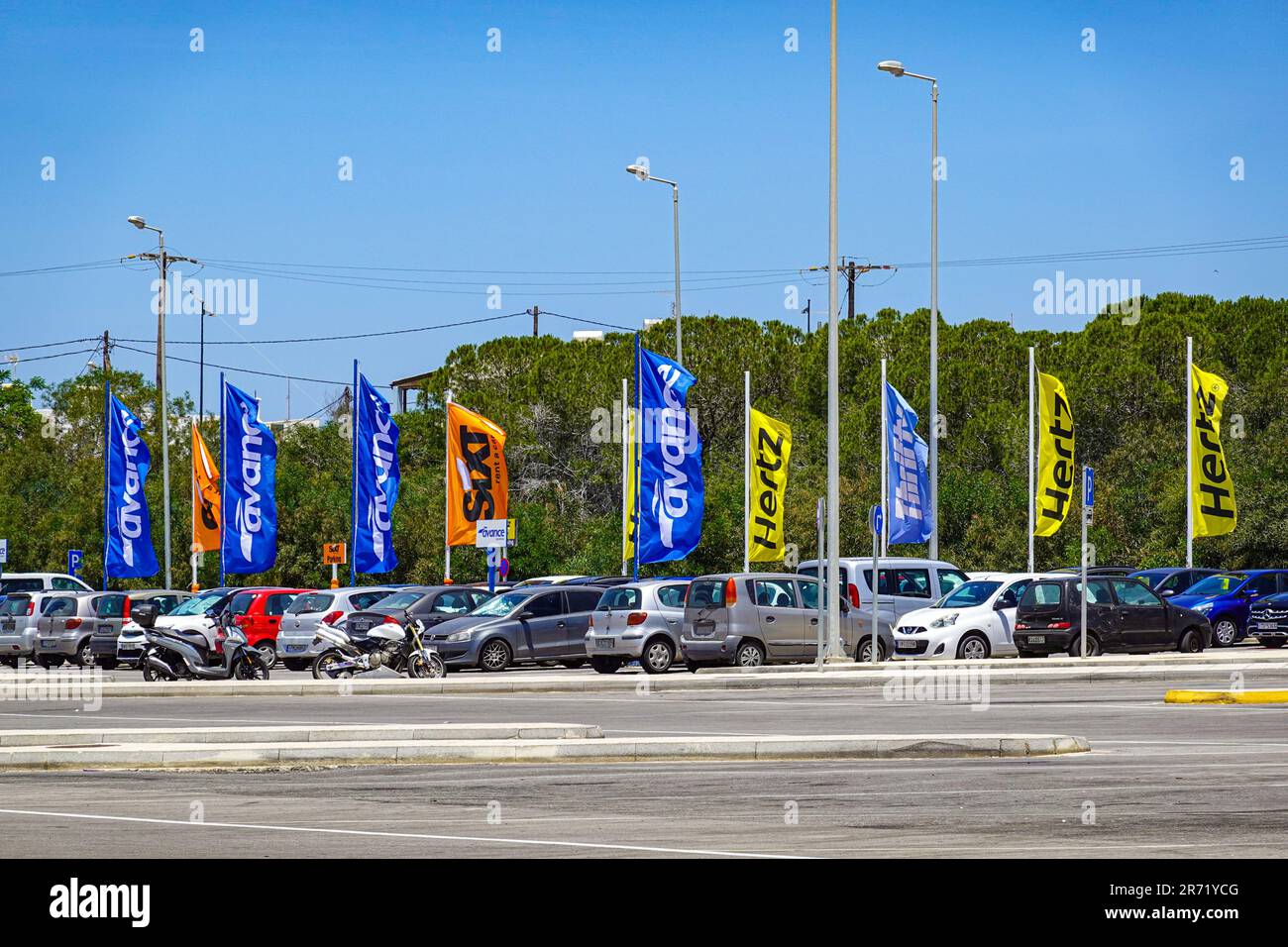 Bandiere colorate sopra noleggio auto all'aeroporto di Kos, sull'isola greca di Kos, nel Dodecaneso, Mar Egeo, Grecia Foto Stock