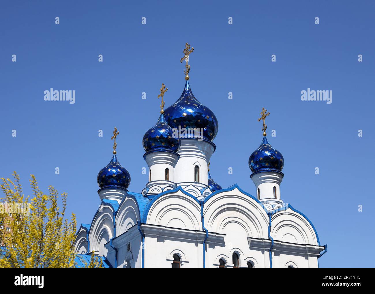 Le cupole del tempio della Chiesa Ortodossa contro il cielo blu. Vacanze di primavera Pasqua. Chiesa dell'Assunzione della Beata Vergine Maria. Blu Foto Stock