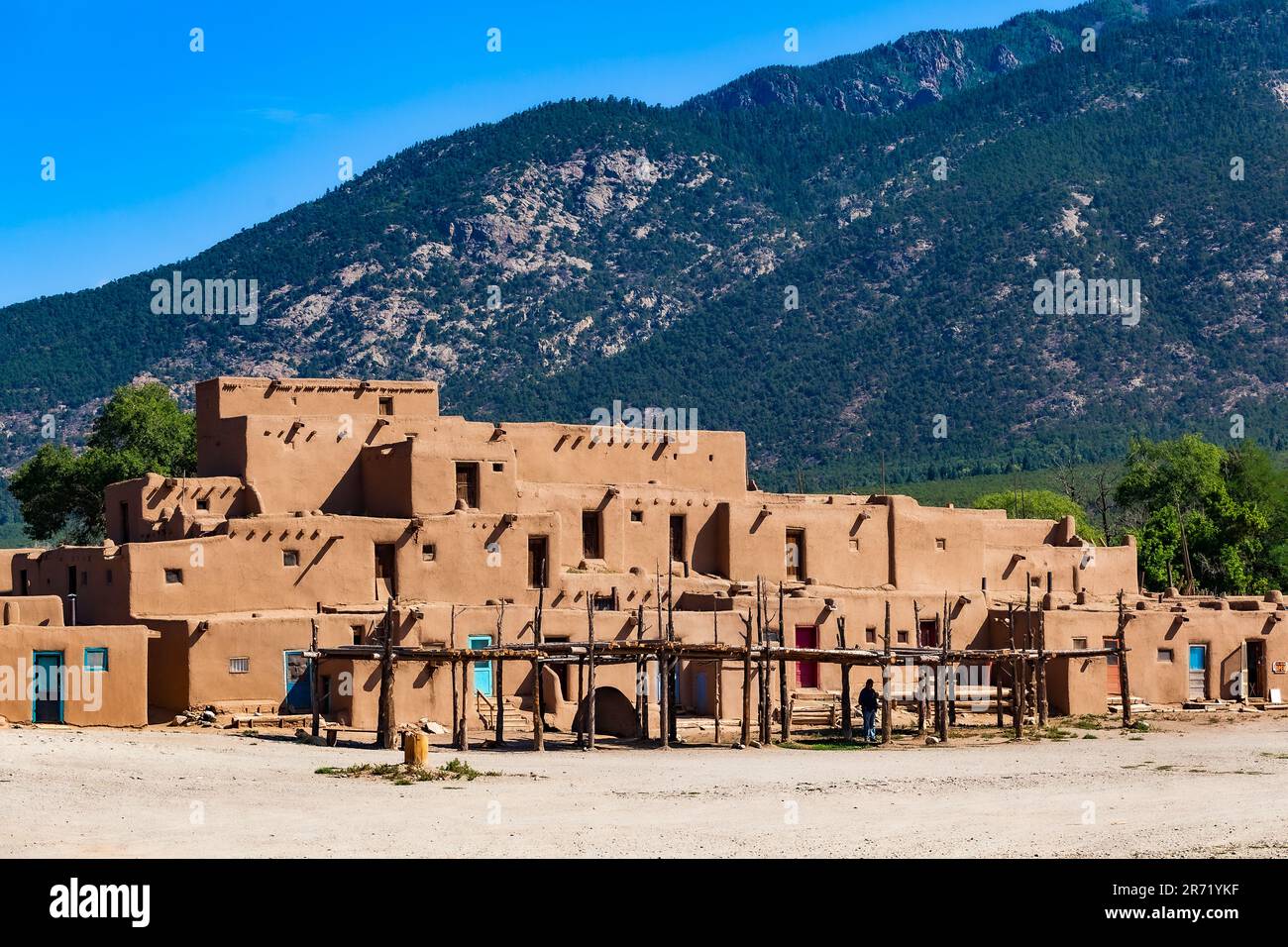 Case di blocco di argilla. Taos Pueblo - New Mexico si trova nella Valle di Taos ai piedi delle Montagne Sangre de Cristo, un'ora e mezza a nord-ovest Foto Stock