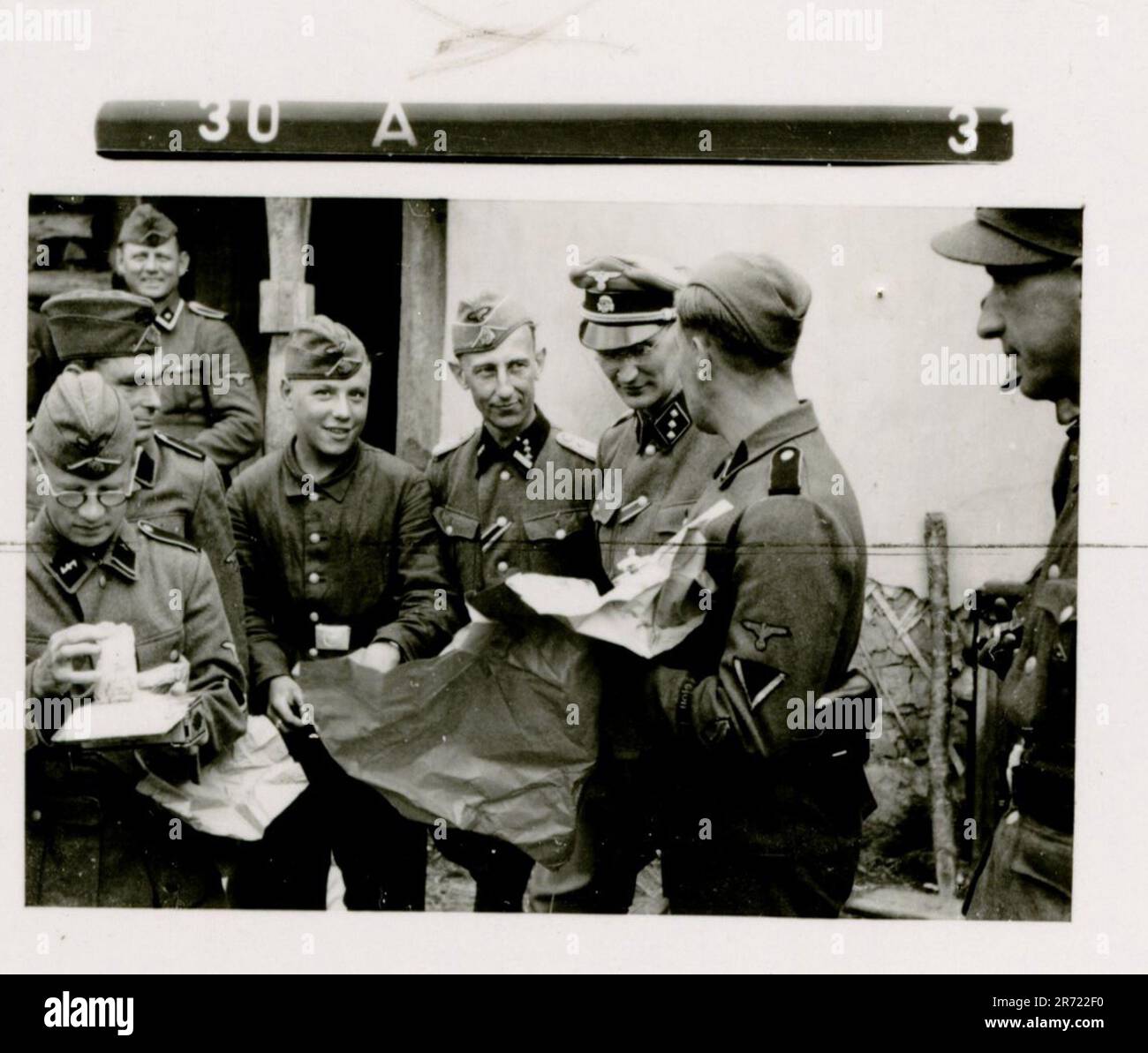 Il fotografo della SS Brantsen ha documentato le attività della Nederland Legion, un'unità di volontariato olandese all'interno della Waffen-SS durante la seconda guerra mondiale Le sue fotografie catturarono probabilmente formazioni unitarie, cerimonie, cerimonie di premiazione, cerimonie di sepoltura, bivacchi, Posizioni di combattimento, soldati che ricevono posta e soldati russi catturati. Foto Stock