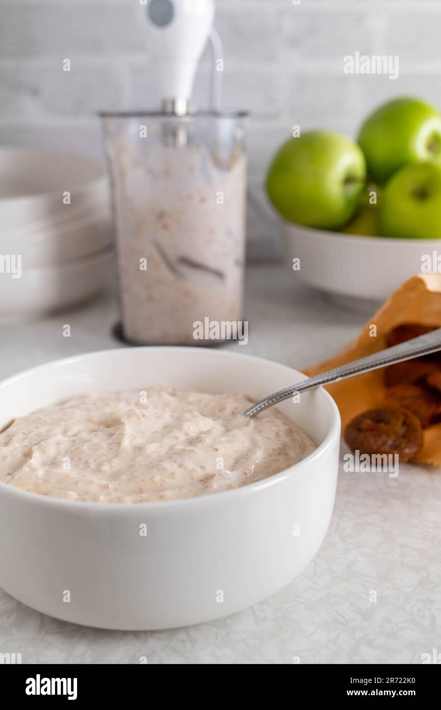 Yogurt con fichi secchi in una ciotola. Pasto delizioso per fitness, dieta, alimentazione sana con dolcezza naturale. Foto Stock