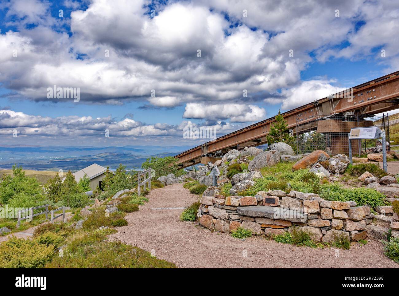 Aviemore Scozia inizio estate Cairngorm Mountain base Station e il giardino che si trova sotto la funicolare linea ferroviaria Foto Stock