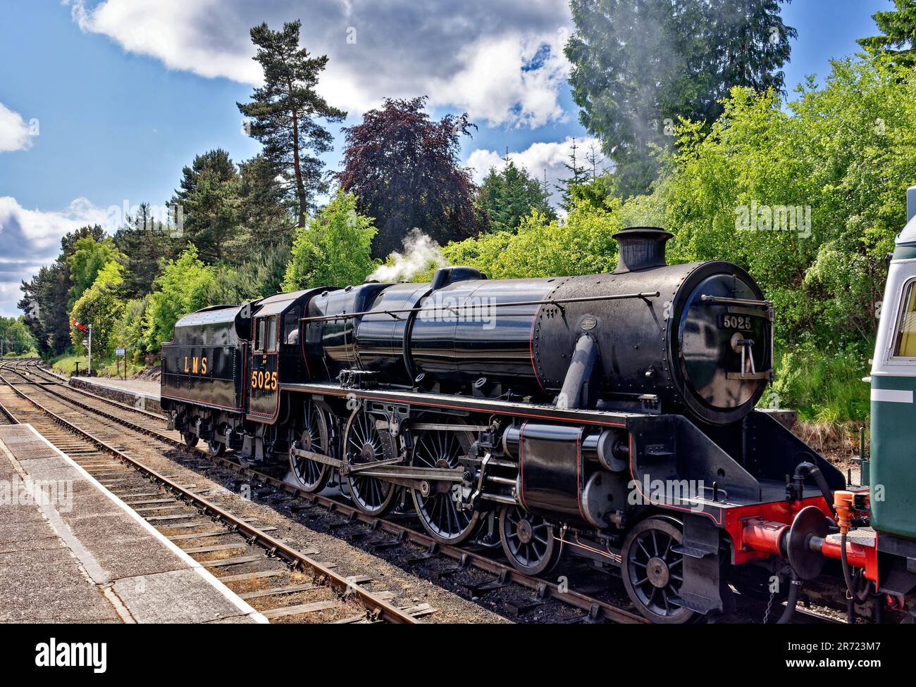 Strathspey Steam Railway Scozia inizio estate e cielo blu il treno a vapore LMS 5025 alla stazione Boat of Garten Foto Stock