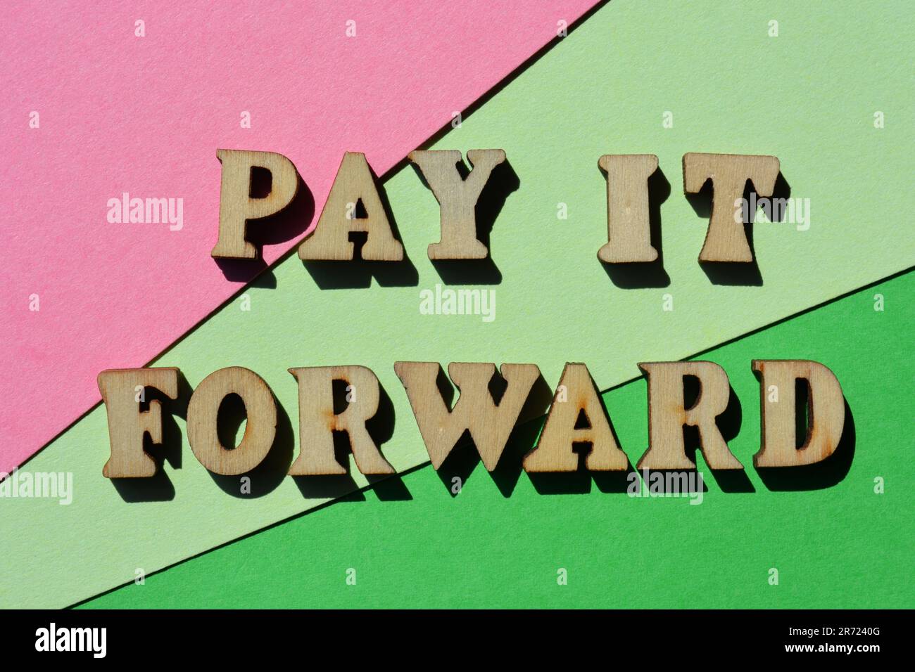 Pay IT Forward, parole in lettere alfabetiche di legno isolate sullo sfondo Foto Stock
