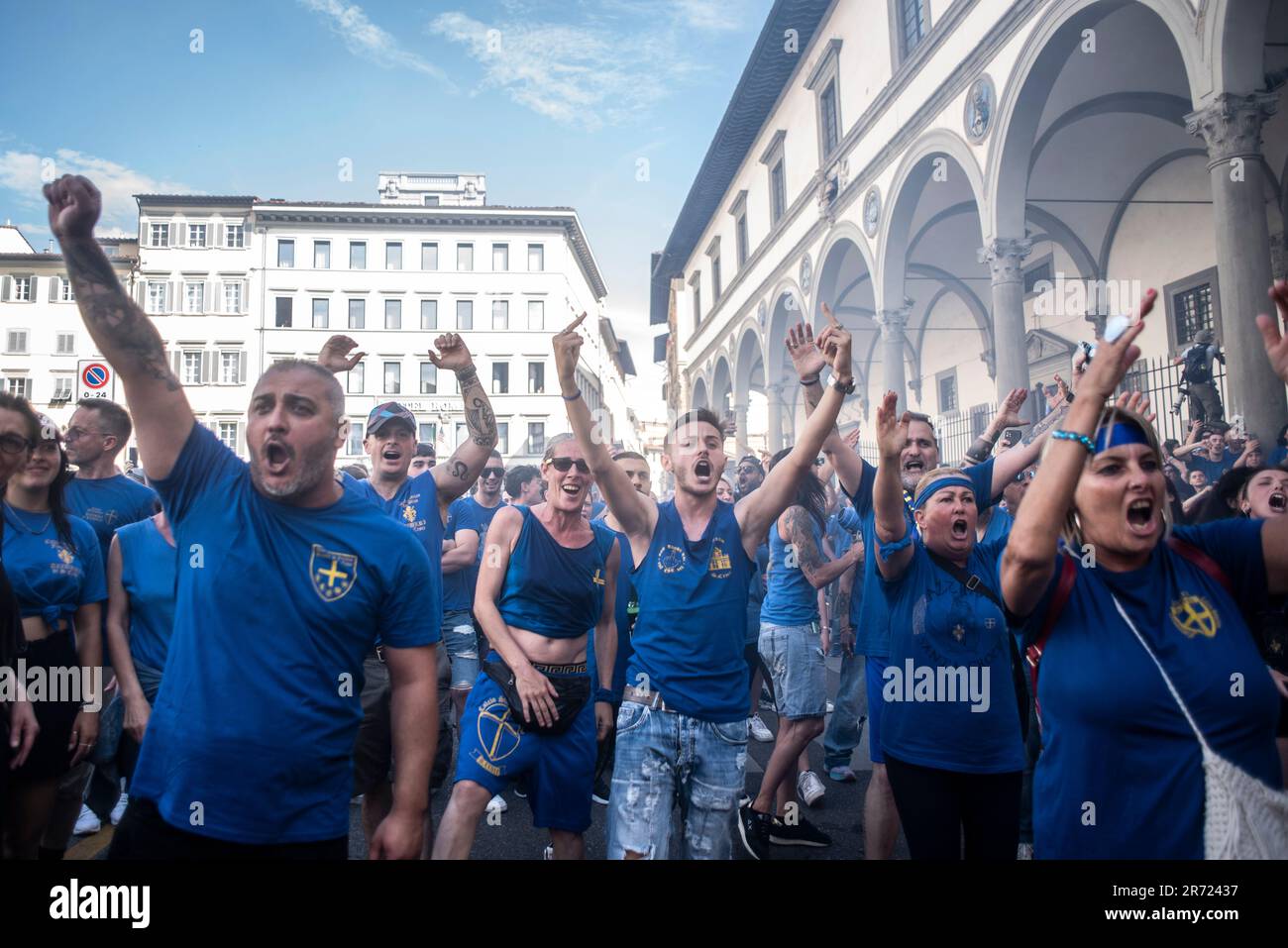 FIRENZE, 10th GIUGNO - gli abitanti del quartiere di Santa Croce, gli  Azzurri, hanno ricevuto con gesti spassosi e offensivi ai suoi rivali in  semifinale, i bianchi di Santo Spirito.il gioco di