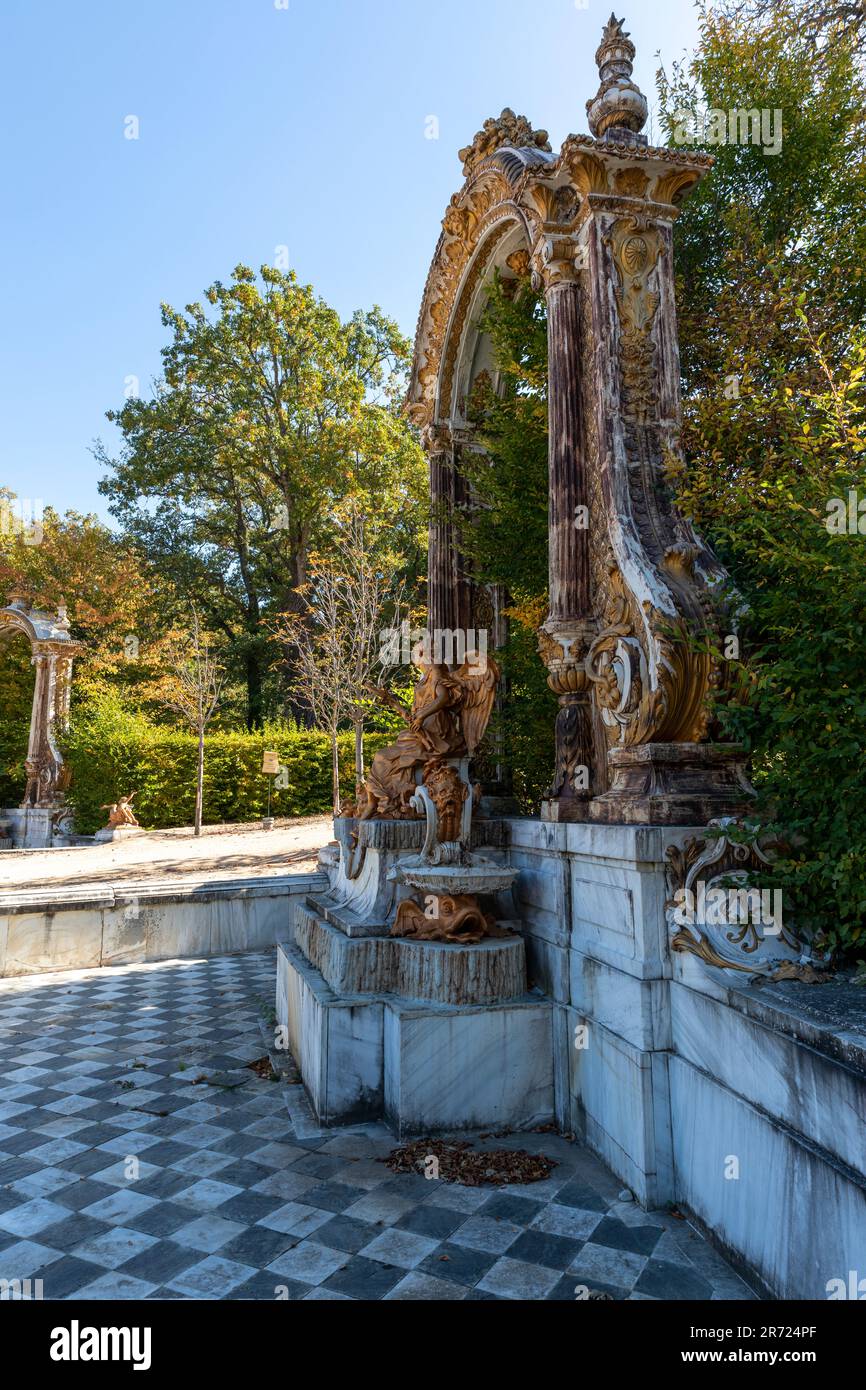 Foto verticale del lato di una statua nei giardini del Palazzo reale di la Granja de San Ildefonso, Segovia, Spagna. Foto Stock