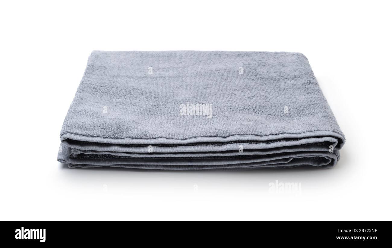 Nuovo asciugamano in spugna grigio isolato su bianco. Foto Stock