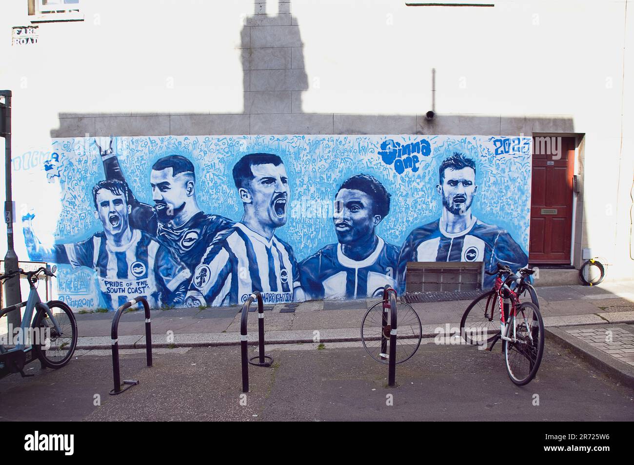 Inghilterra, East Sussex, Hove, Western Road, Mural dei membri della squadra di calcio Brighton & Hove Albion sulla parete a timpano di Farm Road. Foto Stock