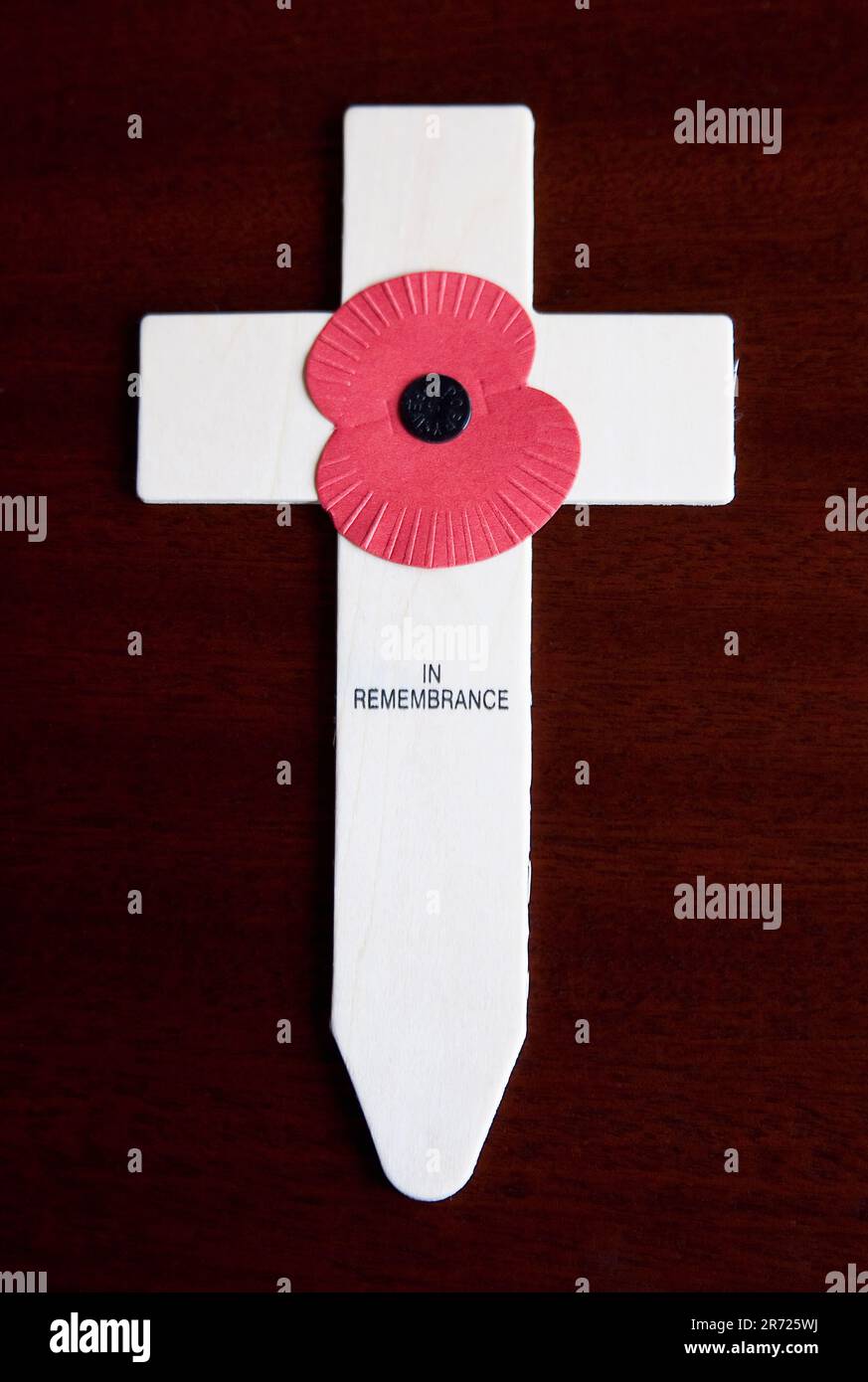 Inghilterra, croce di legno e papavero rosso in ricordo di militari morti durante le guerre mondiali. Foto Stock