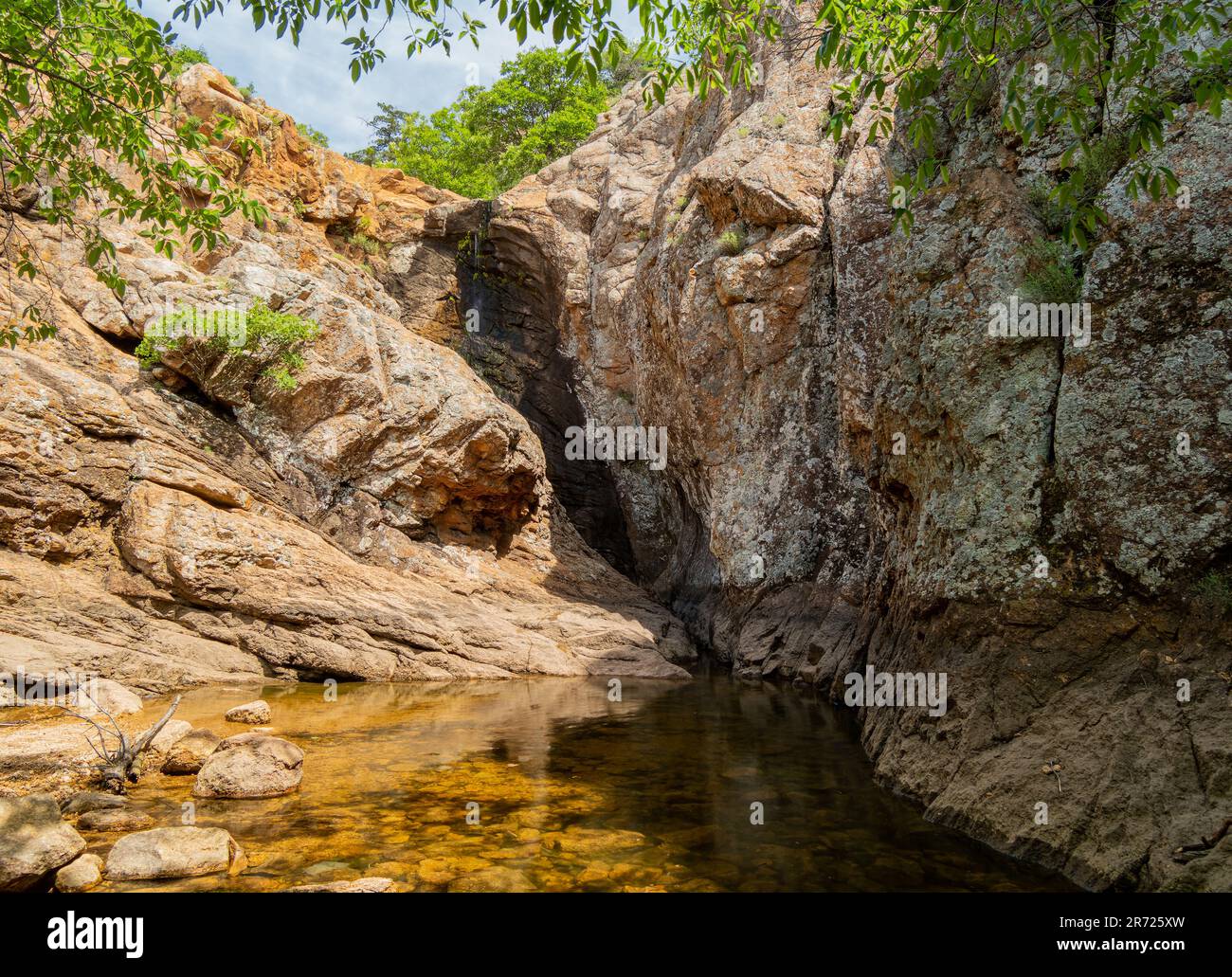 Vista soleggiata del paesaggio delle cascate di Post Oak del Wichita Mountains National Wildlife Refuge in Oklahoma Foto Stock