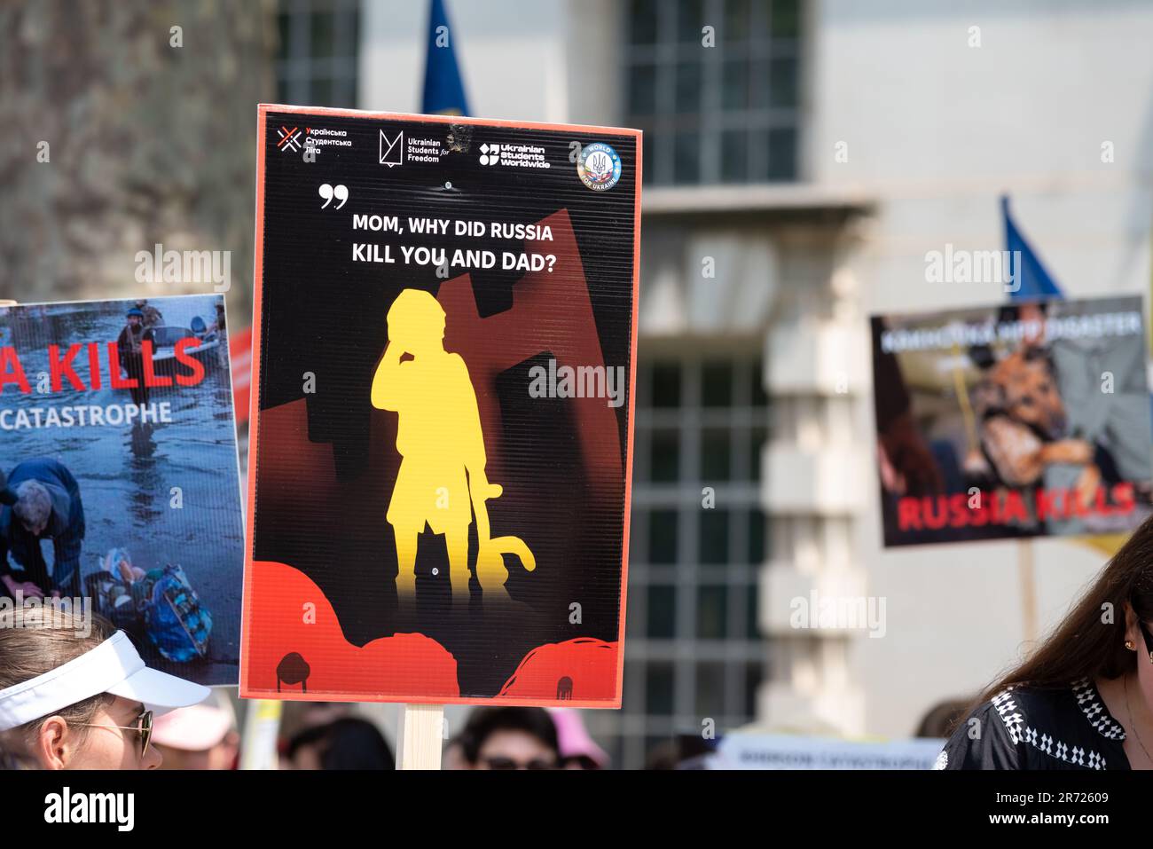Ecocida Ucraina protesta contro le azioni russe durante la guerra contro l'Ucraina. Si svolge a Whitehall, Londra, Regno Unito. Targhetta bambini Foto Stock