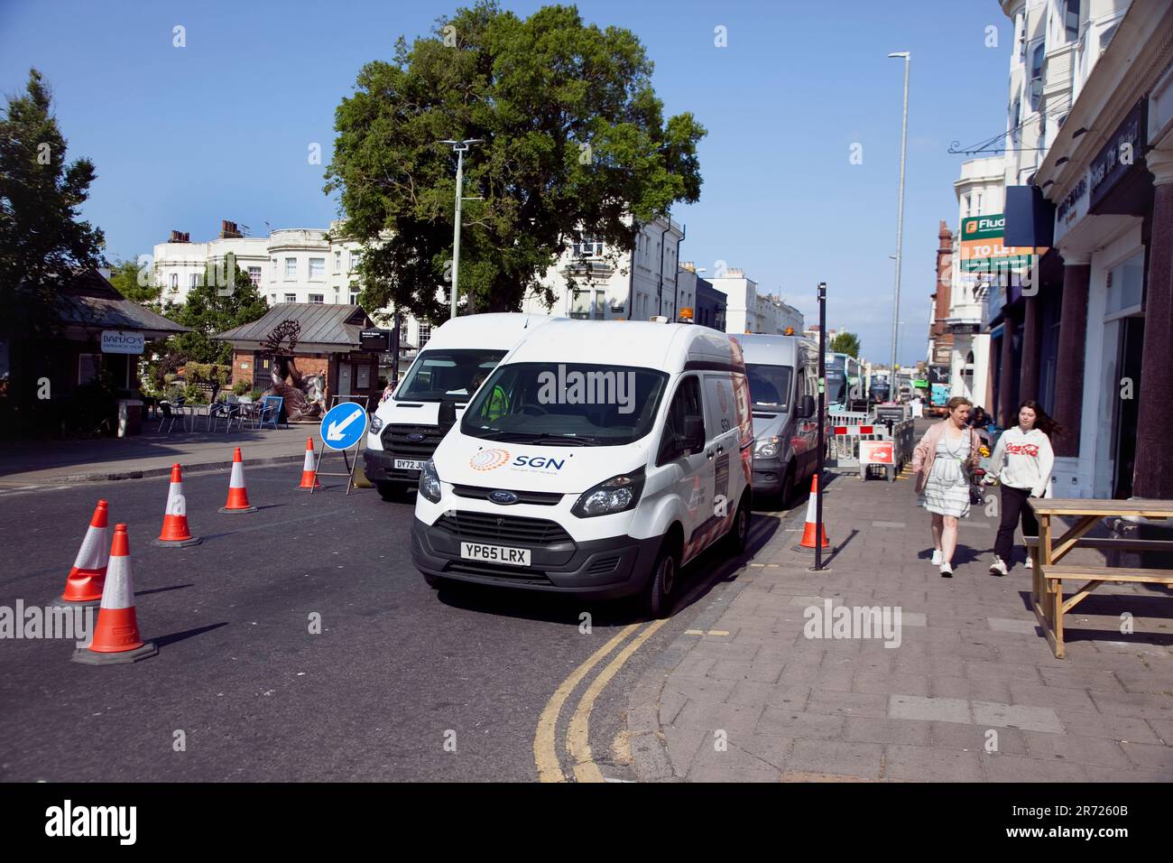Inghilterra, East Sussex, Brighton, Western Road, congestione del traffico causata dalla società di gas che scava la strada. Foto Stock
