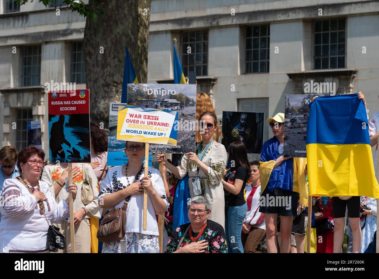 Ecocida Ucraina protesta contro le azioni russe durante la guerra contro l'Ucraina. Si svolge a Whitehall, Londra, Regno Unito. Le donne protestano Foto Stock