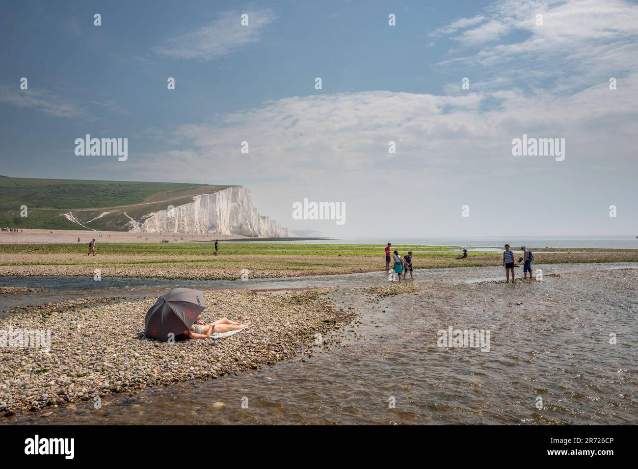 Seaford, 11th 2023 giugno: La spiaggia a Cuckmere Haven in una bella giornata di sole Foto Stock