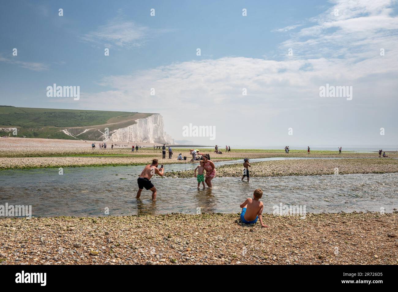 Seaford, 11th 2023 giugno: La spiaggia a Cuckmere Haven in una bella giornata di sole Foto Stock