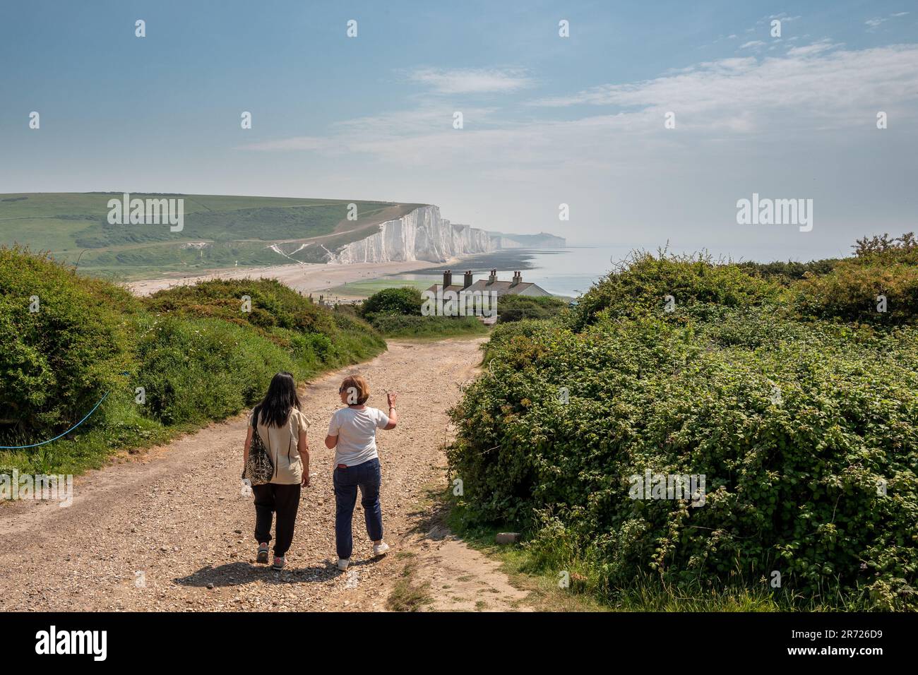 Seaford, 11th 2023 giugno: La spiaggia a Cuckmere Haven in una bella giornata di sole Foto Stock