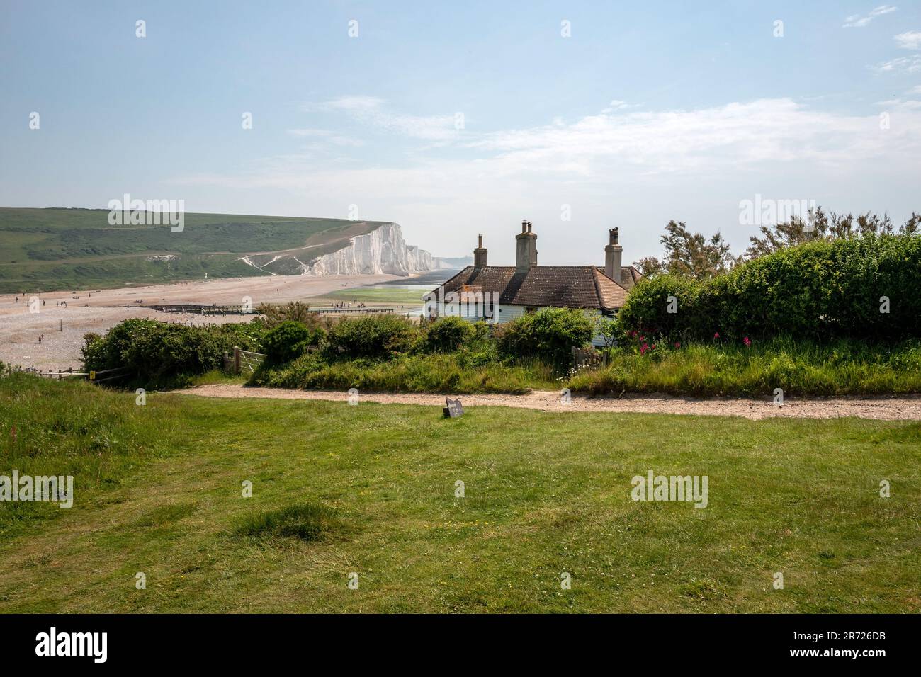 Seaford, 11th 2023 giugno: La spiaggia a Cuckmere Haven in una bella giornata di sole Foto Stock