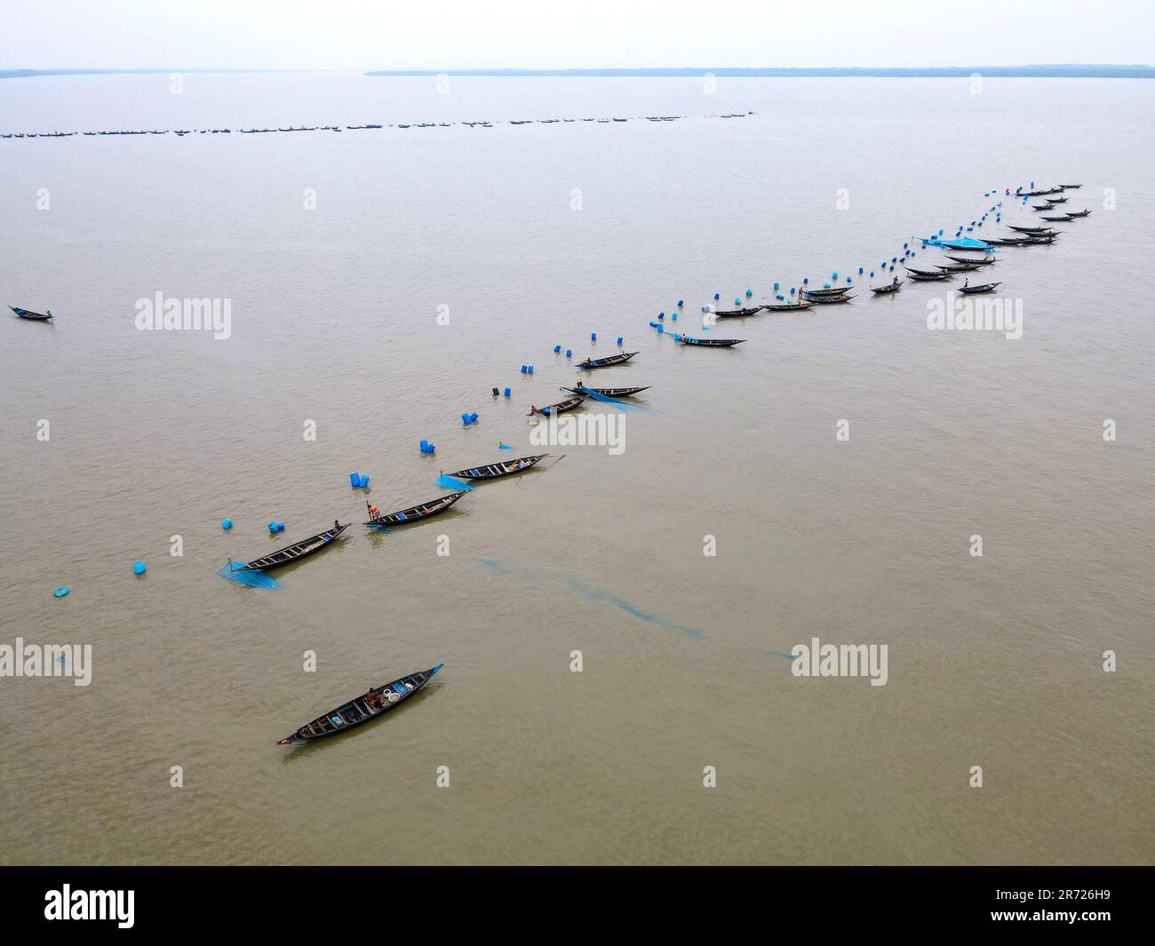 West Tootpara, Khulna, Bangladesh. 10th giugno, 2023. Il fiume Sibsa è un fiume significativo e familiare nel sud-ovest del Bangladesh in termini di produzione di pesce e fonte di reddito per molti pescatori che vivono intorno a it.This fiume è circondato da Sundarbans. Più di 100 famiglie guadagnano il loro sostentamento catturando la frittura di gamberetti in questo fiume. Questo periodo dell'anno è il tempo reale per catturare i gamberetti. Così tutti i pescatori sono ora occupati nel fiume per catturare frittura di gamberetti (Credit Image: © MD Harun or Rashid/ZUMA Press Wire) SOLO USO EDITORIALE! Non per USO commerciale! Foto Stock