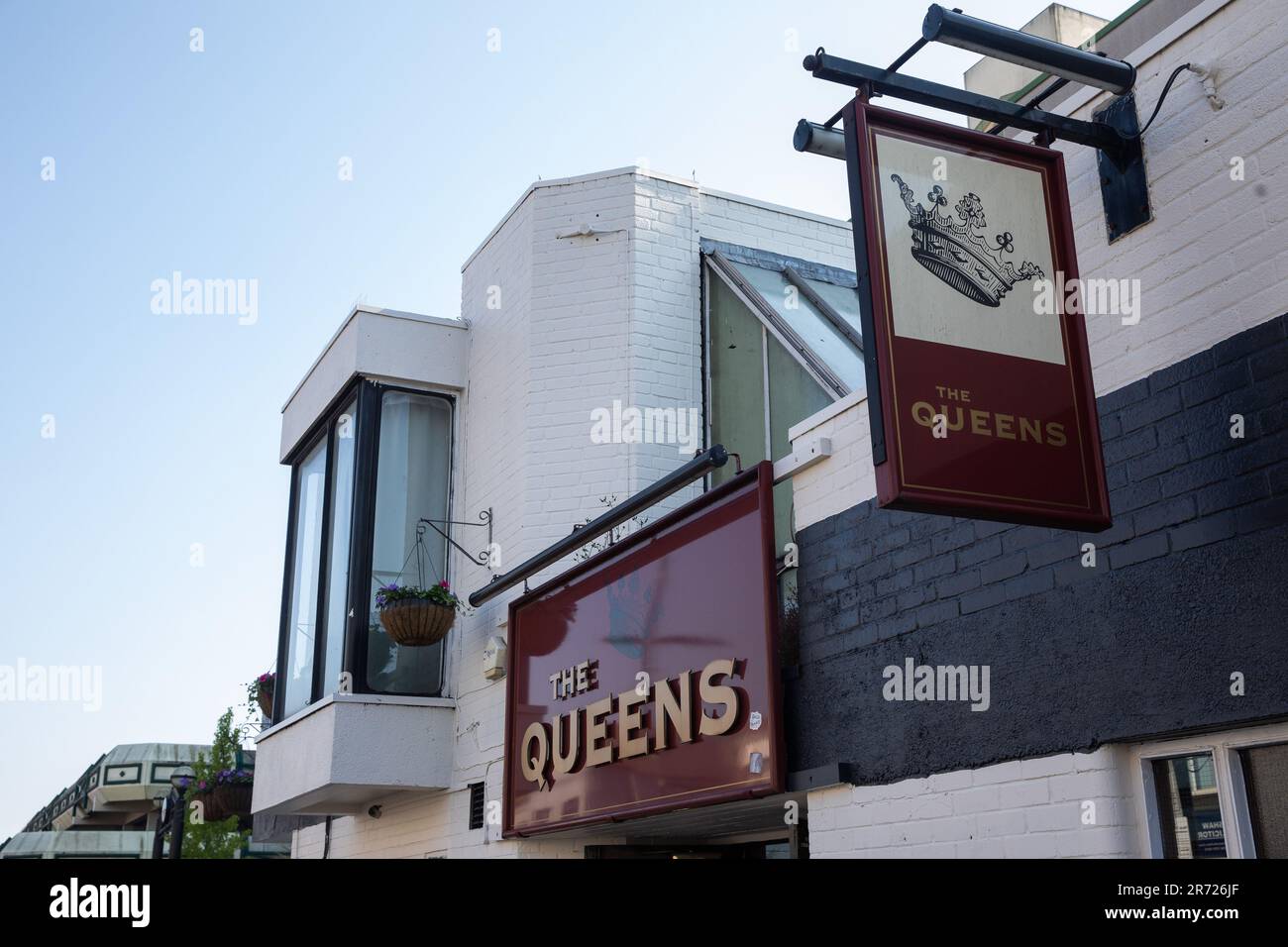 Londra, Regno Unito. 8th giugno, 2023. Le indicazioni sono raffigurate fuori dal pub Queens in Green Street. Il pub era popolare con i sostenitori del West Ham United prima che il club si trasferì da Upton Park a Stratford. Credit: Notizie dal vivo di Mark Kerrison/Alamy Foto Stock