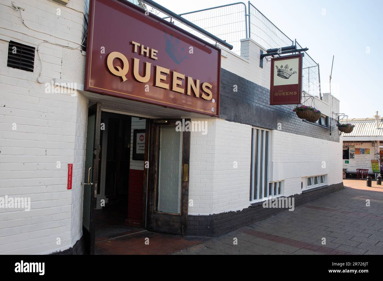 Londra, Regno Unito. 8th giugno, 2023. Il pub Queens su Green Street, Upton Park, era popolare tra i sostenitori del West Ham United prima che il club si trasferì da Upton Park a Stratford. Credit: Notizie dal vivo di Mark Kerrison/Alamy Foto Stock