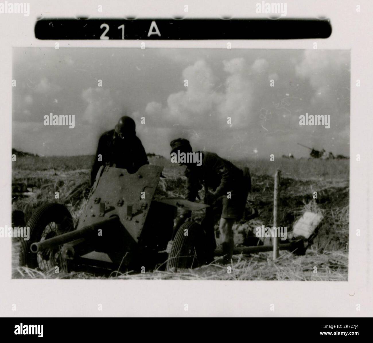 SS fotografo Büschel della Leibstandarte Adolf Hitler in Russia e Italia 1943. Soldati in azione, Tiger IS e StuGs lancio, artiglieria e fanteria avanzata. Devastata armatura russa, cena formale in mezzo al caos, premi concessi, calcio rompe la tensione, scorci di Roma, e sequestro attrezzature italiane rivelano la complessità della guerra Foto Stock