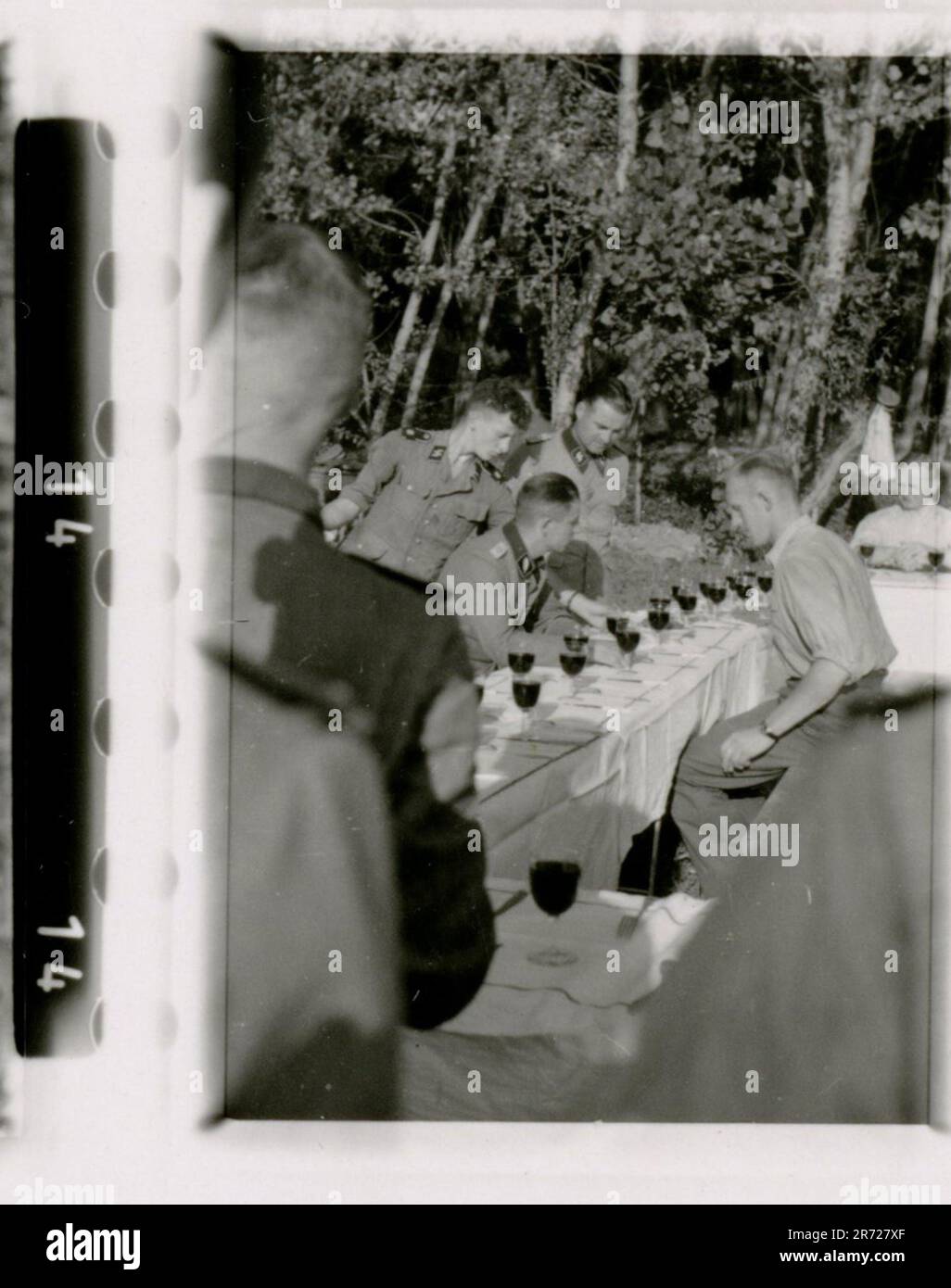 SS fotografo Büschel della Leibstandarte Adolf Hitler in Russia e Italia 1943. Soldati in azione, Tiger IS e StuGs lancio, artiglieria e fanteria avanzata. Devastata armatura russa, cena formale in mezzo al caos, premi concessi, calcio rompe la tensione, scorci di Roma, e sequestro attrezzature italiane rivelano la complessità della guerra Foto Stock