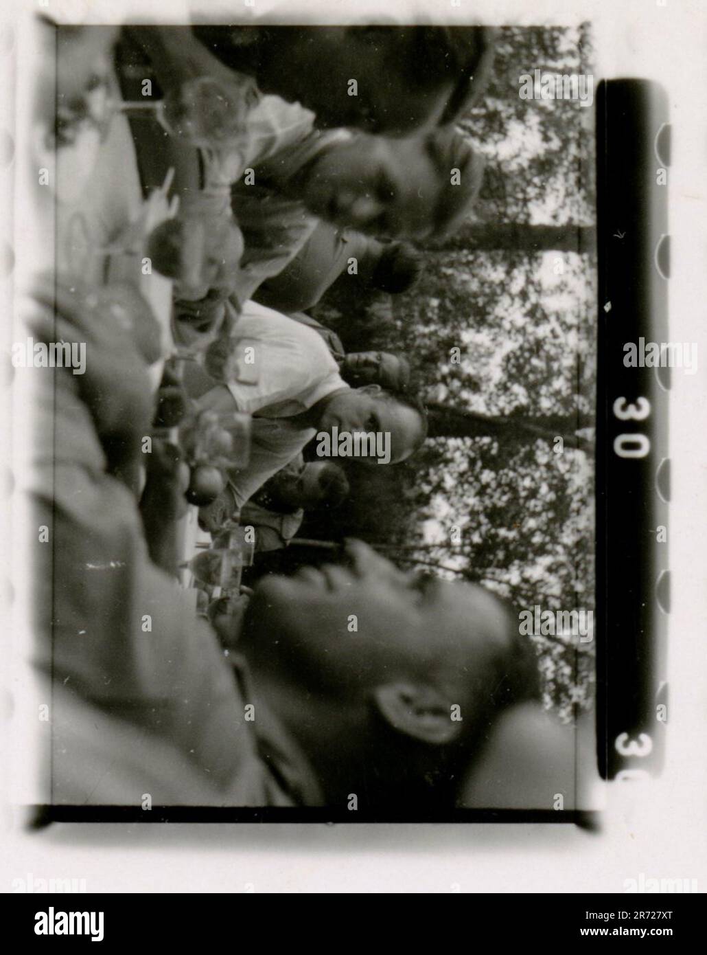 SS fotografo Büschel della Leibstandarte Adolf Hitler in Russia e Italia 1943. Soldati in azione, Tiger IS e StuGs lancio, artiglieria e fanteria avanzata. Devastata armatura russa, cena formale in mezzo al caos, premi concessi, calcio rompe la tensione, scorci di Roma, e sequestro attrezzature italiane rivelano la complessità della guerra Foto Stock