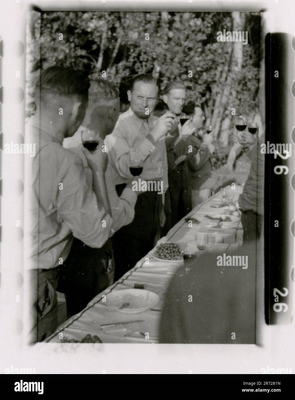 SS fotografo Büschel della Leibstandarte Adolf Hitler in Russia e Italia 1943. Soldati in azione, Tiger IS e StuGs lancio, artiglieria e fanteria avanzata. Devastata armatura russa, cena formale in mezzo al caos, premi concessi, calcio rompe la tensione, scorci di Roma, e sequestro attrezzature italiane rivelano la complessità della guerra Foto Stock