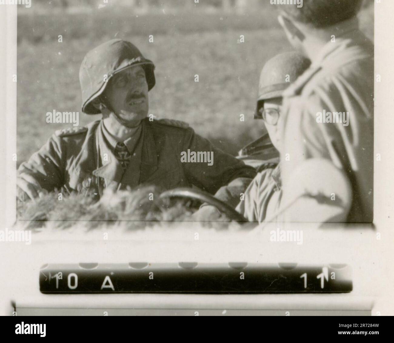 SS fotografo Büschel della Leibstandarte Adolf Hitler in Russia e Italia 1943. Soldati in azione, Tiger IS e StuGs lancio, artiglieria e fanteria avanzata. Devastata armatura russa, cena formale in mezzo al caos, premi concessi, calcio rompe la tensione, scorci di Roma, e sequestro attrezzature italiane rivelano la complessità della guerra Foto Stock