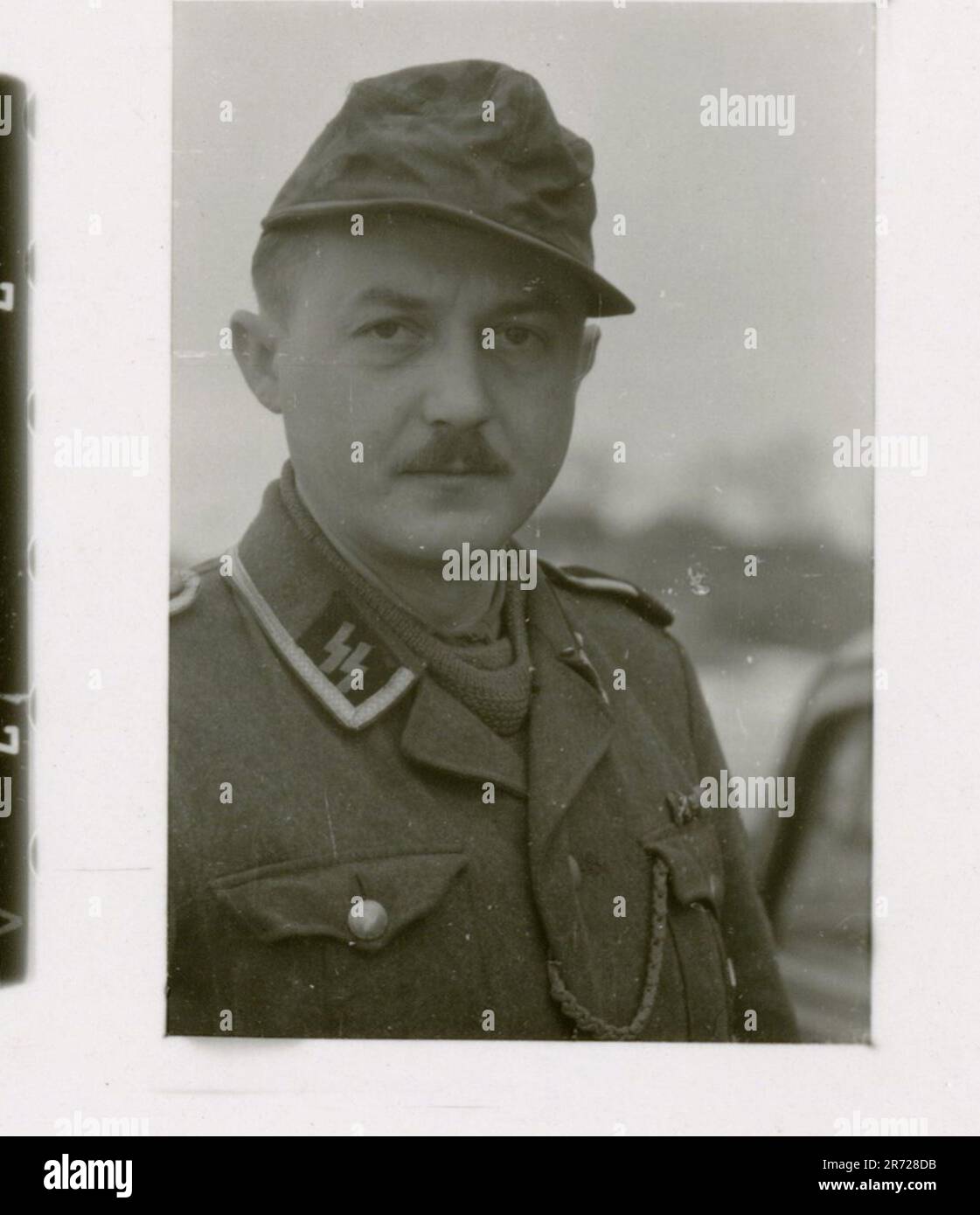 SS fotografo Büschel della Leibstandarte Adolf Hitler in Russia e Italia 1943. Soldati in azione, Tiger IS e StuGs lancio, artiglieria e fanteria avanzata. Devastata armatura russa, cena formale in mezzo al caos, premi concessi, calcio rompe la tensione, scorci di Roma, e sequestro attrezzature italiane rivelano la complessità della guerra Foto Stock