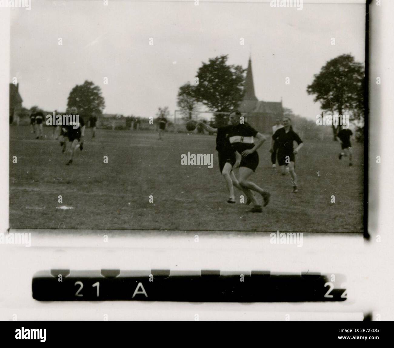 SS fotografo Büschel della Leibstandarte Adolf Hitler in Russia e Italia 1943. Soldati in azione, Tiger IS e StuGs lancio, artiglieria e fanteria avanzata. Devastata armatura russa, cena formale in mezzo al caos, premi concessi, calcio rompe la tensione, scorci di Roma, e sequestro attrezzature italiane rivelano la complessità della guerra Foto Stock