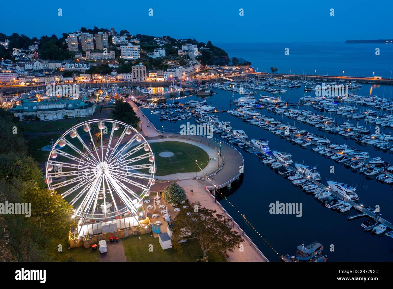 Torquay, Devon, United Kingdom.The English Riviera Wheel brilla attraverso Torquay Marina. Immagine aerea. 28th maggio 2023. Foto Stock