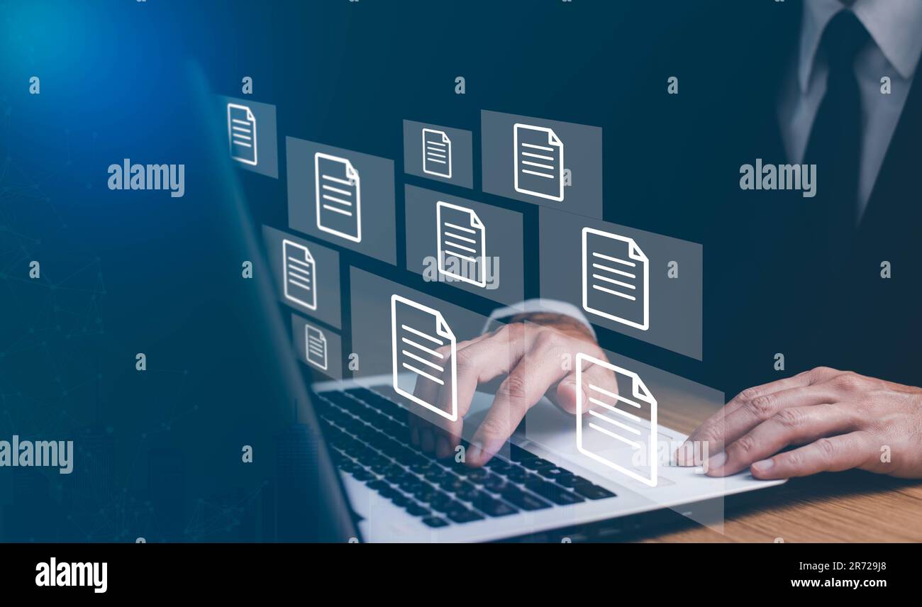 Donna d'affari che lavora su un notebook con schermo virtuale. Automazione dei processi per gestire i file in modo efficiente. Database della documentazione online e gestione dei documenti Foto Stock