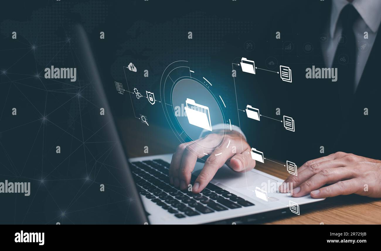 Database di documentazione online e concetto di sistema di gestione dei documenti. Uomo d'affari che lavora su un computer portatile con schermo virtuale. Automazione dei processi per l'efficienza Foto Stock