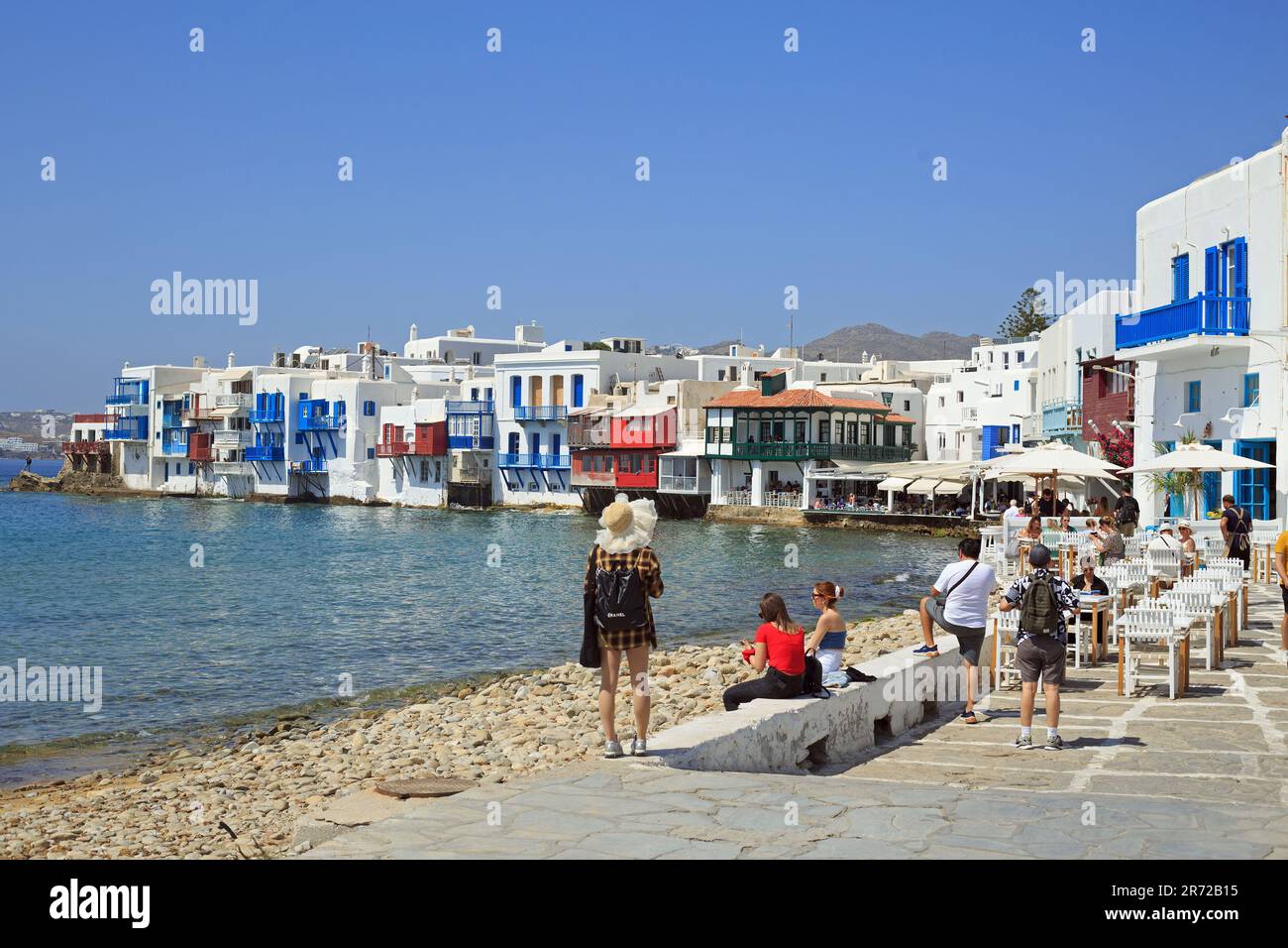 Chora, Mykonos, maggio 2023. La piccola Venezia è costruita sul bordo delle acque ed è un'area d'élite che attrae celebrità e turisti. E' famoso per l'alluvione Foto Stock
