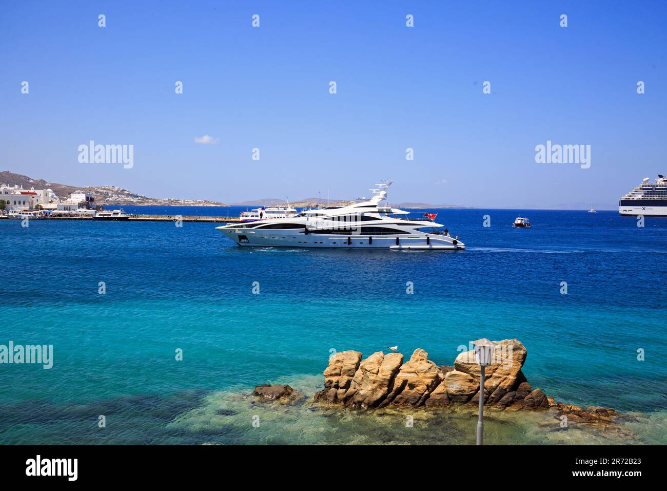 Yacht di lusso ormeggiato a Mykonos, con un bel mare turchese Foto Stock