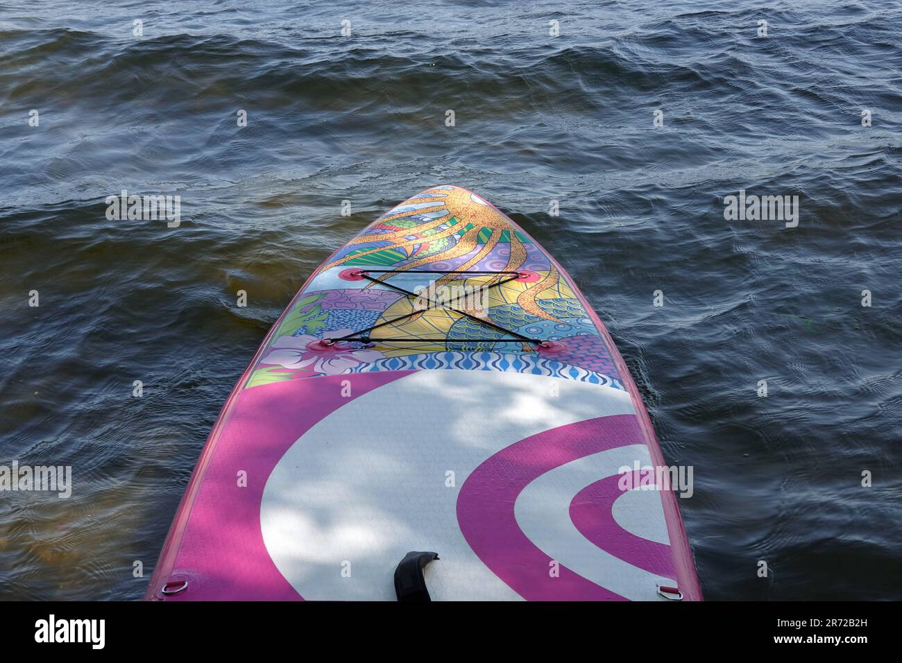 Parte anteriore della tavola gonfiabile per sup surf nella vista ravvicinata dell'acqua Foto Stock